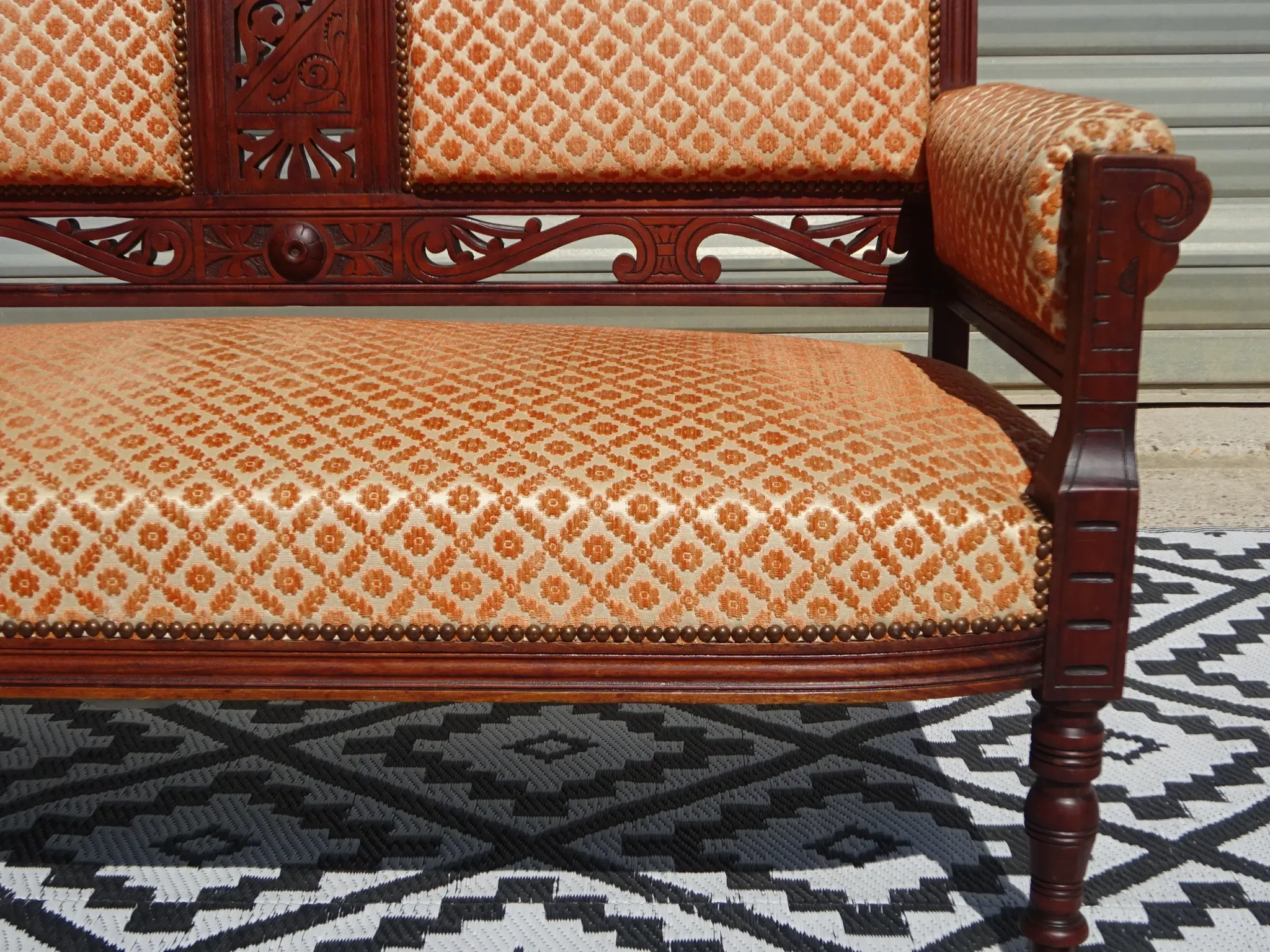 Ancienne banquette en bois et velours orange
