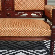 Ancienne banquette en bois et velours orange