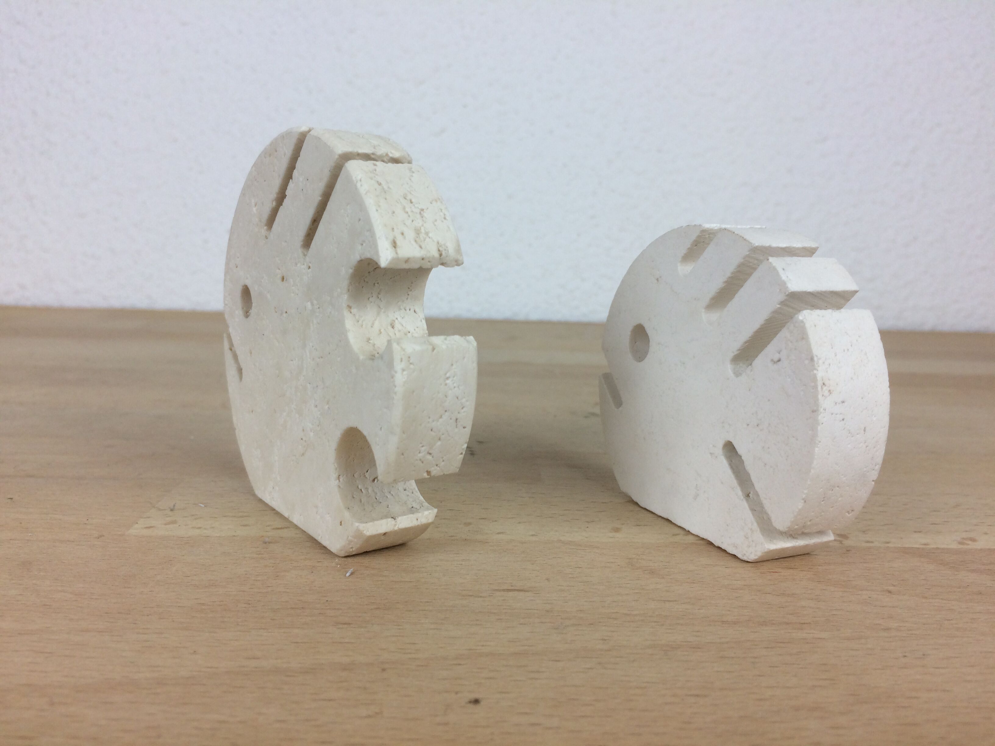 Fratelli Mannelli fish card holder in travertine