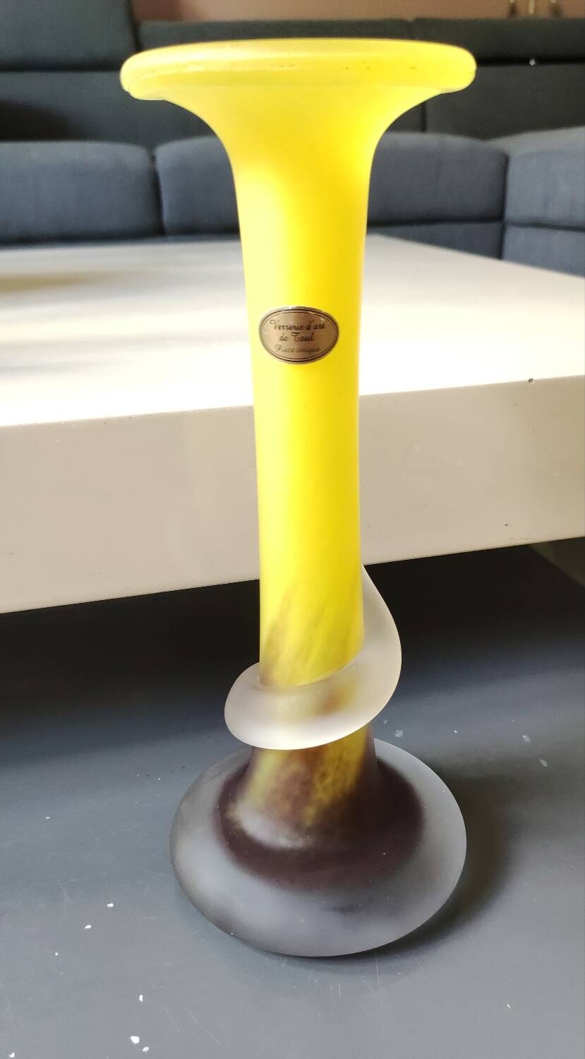 Floral design vase. Signed Verrerie d'Art de Toul. Unique piece, 27 cm