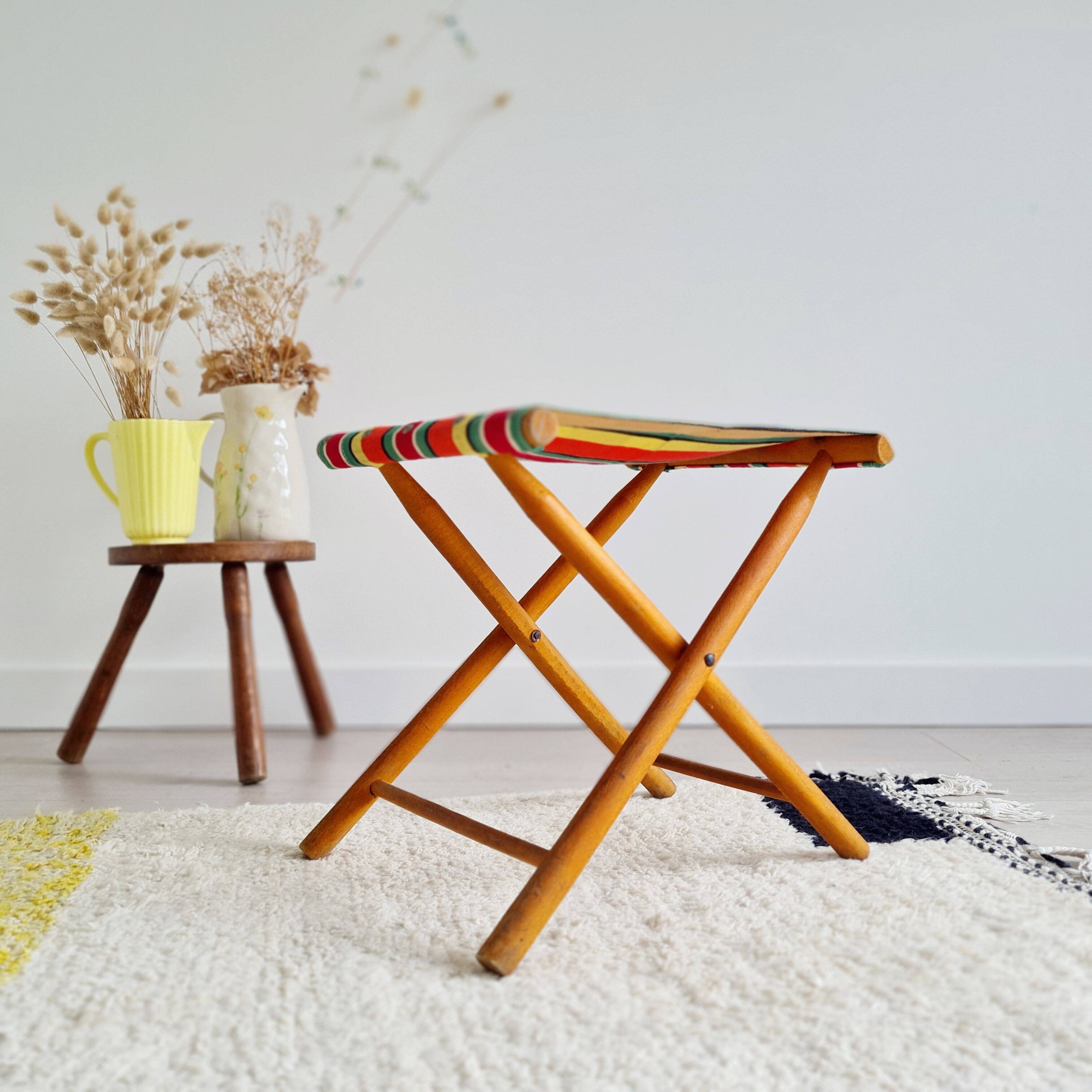 Folding fisherman stool with striped seat