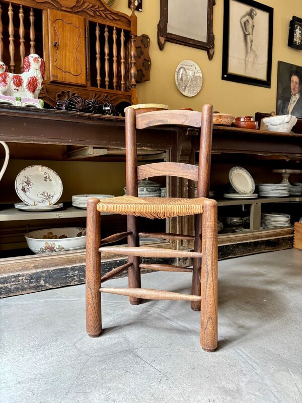 Chaise provençale en bois foncé et paille tressée