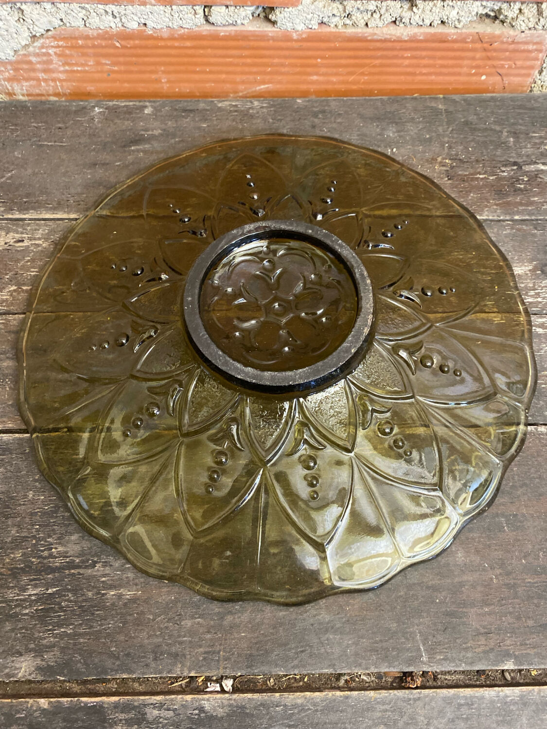 Coupe à fruits, plat ancien en verre moulé vert vintage