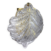 Applique murale en forme de feuille du milieu du siècle, en verre de Murano dépoli, vers les années 1960.