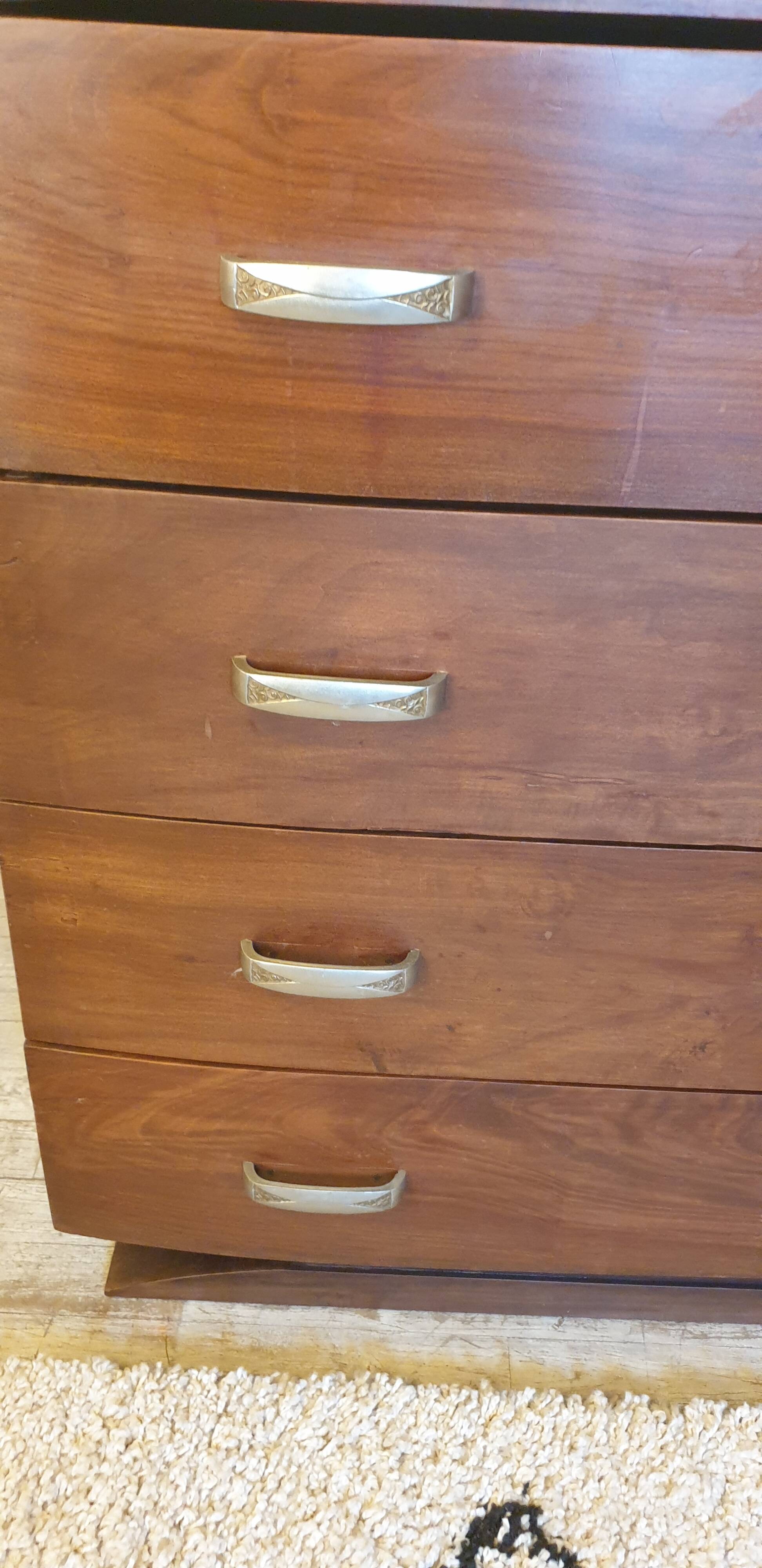 Walnut chest of drawers