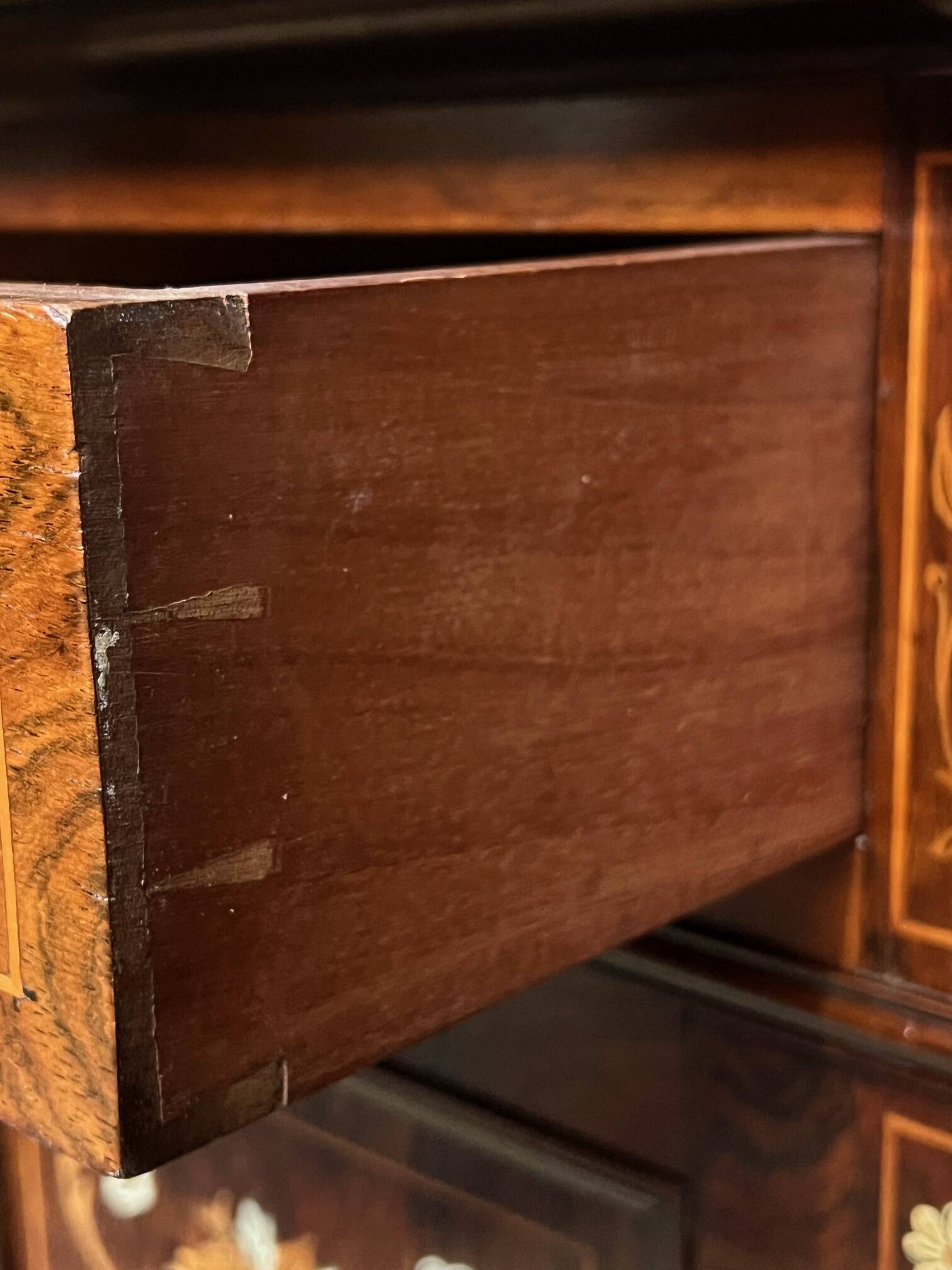 Bureau d'écriture victorien en palissandre par James Shoolbred.
