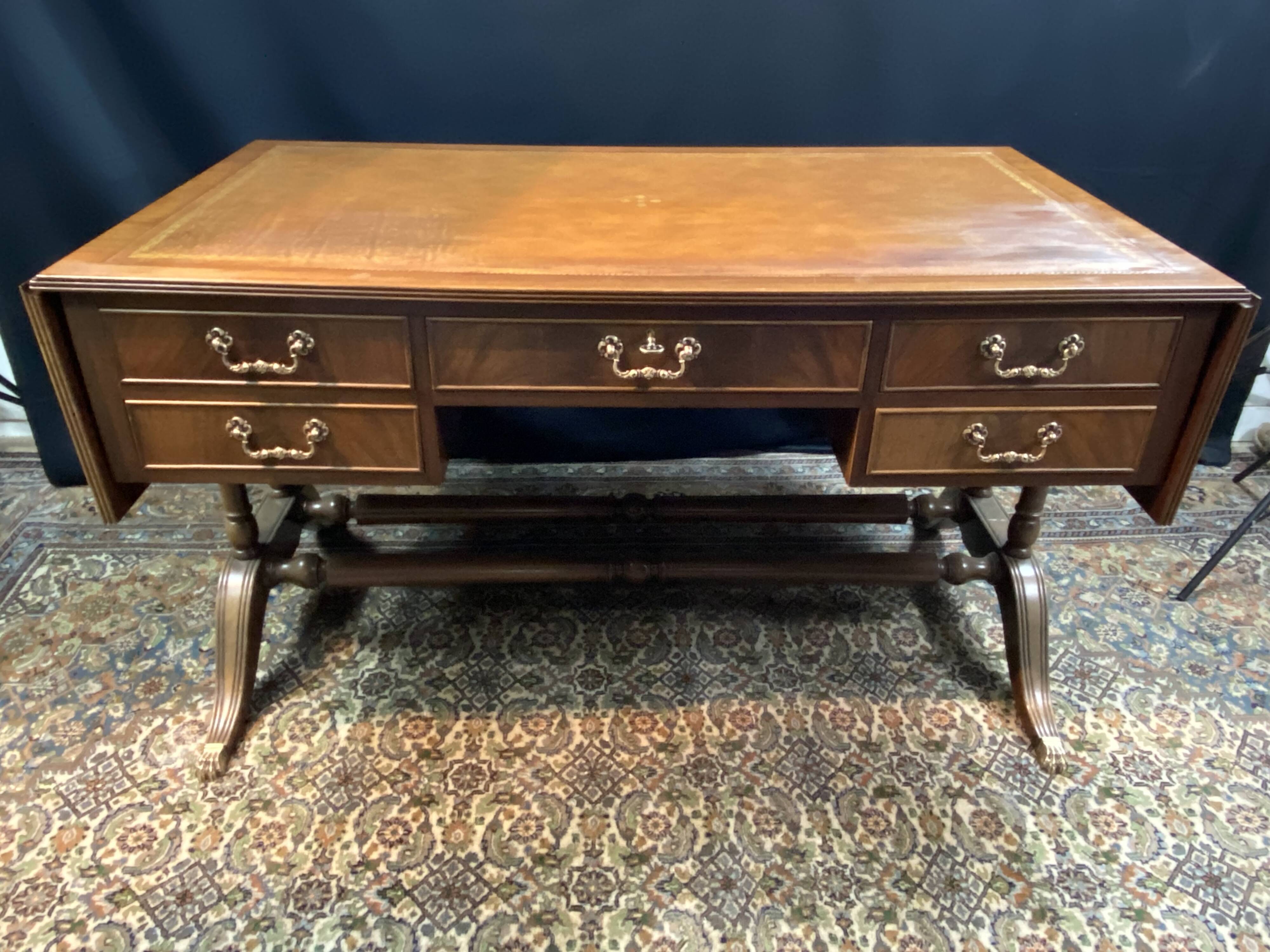 Grand bureau anglais en acajou de style Regency