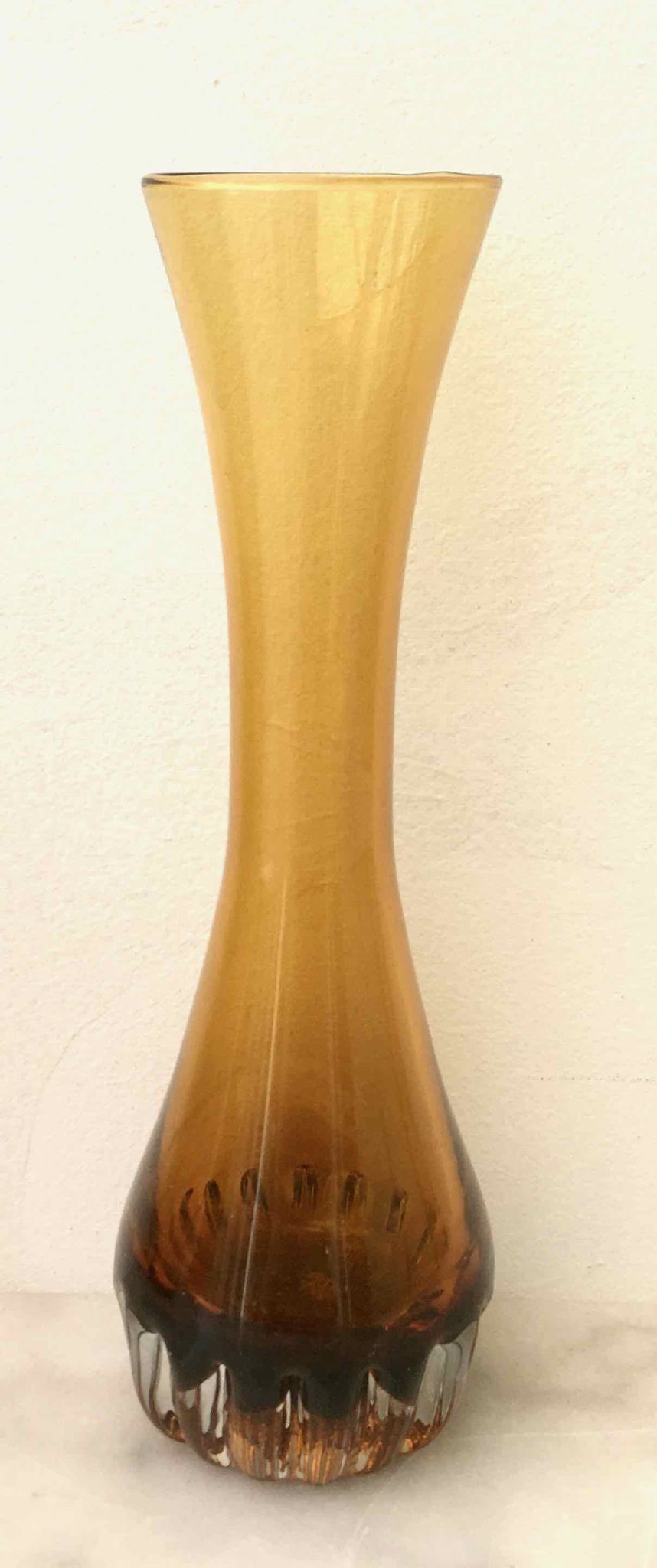 Vase verre soufflé ambre vintage