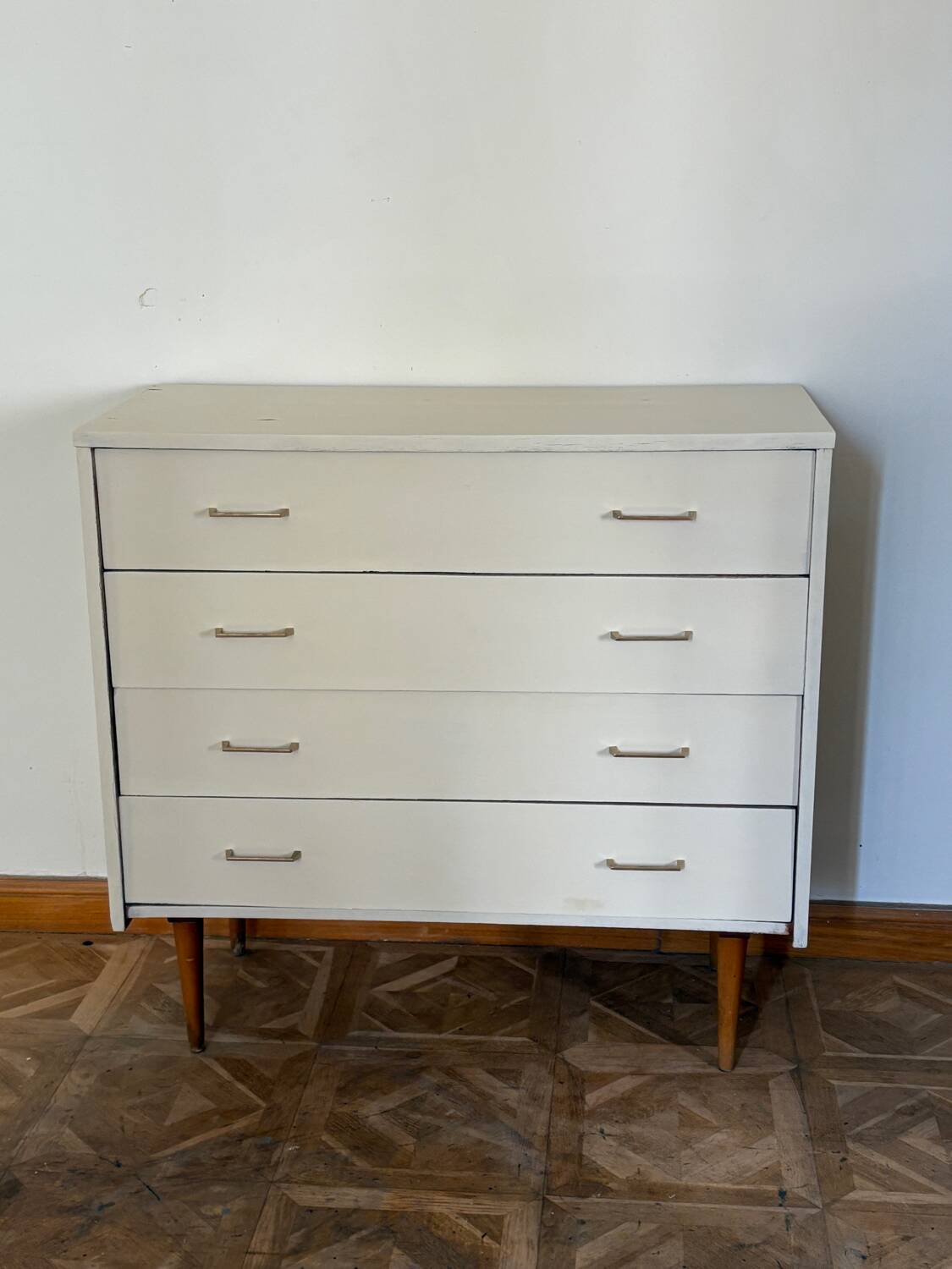 Linen chest of drawers with tapered legs