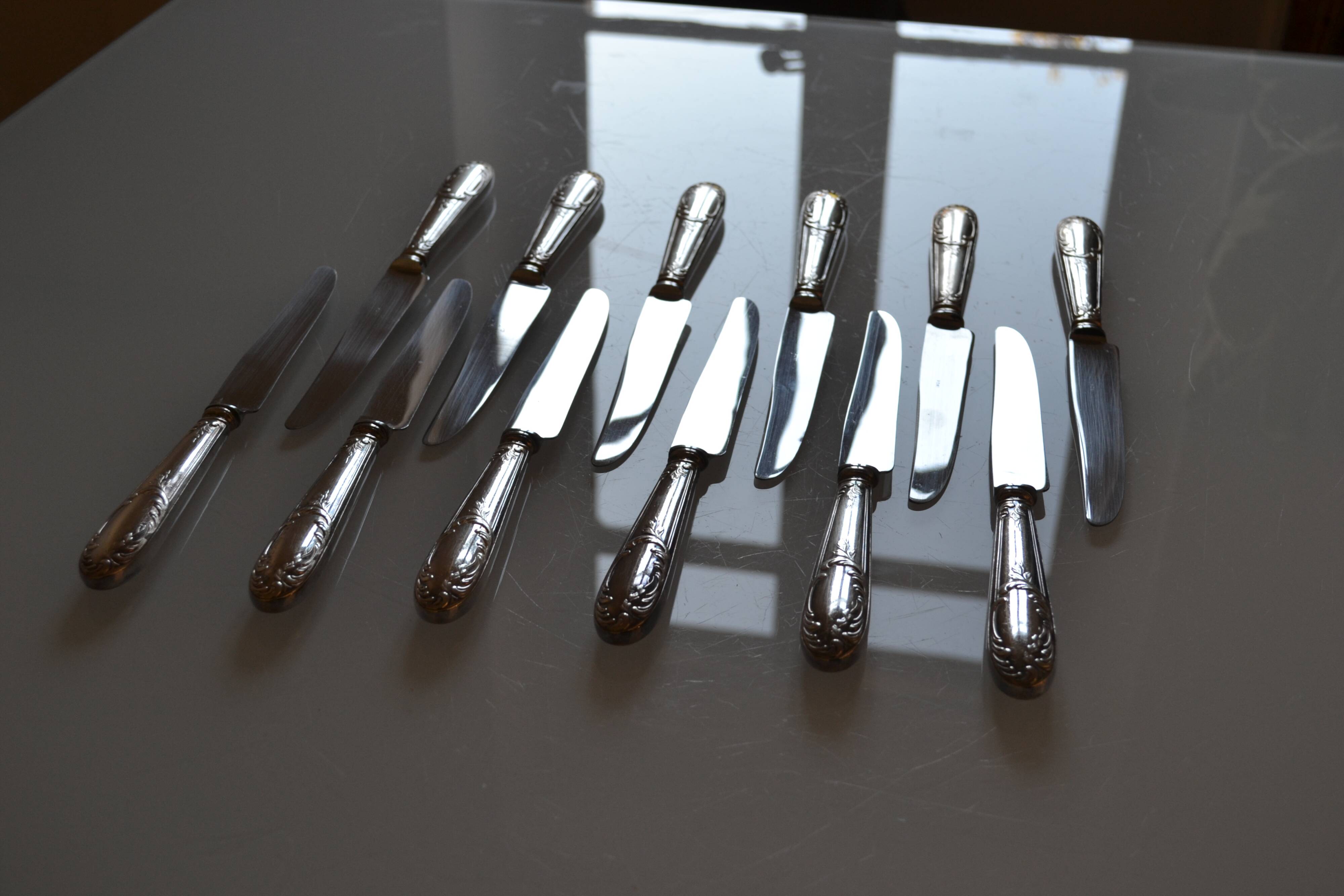 12 silver metal table knives 25.5 cm