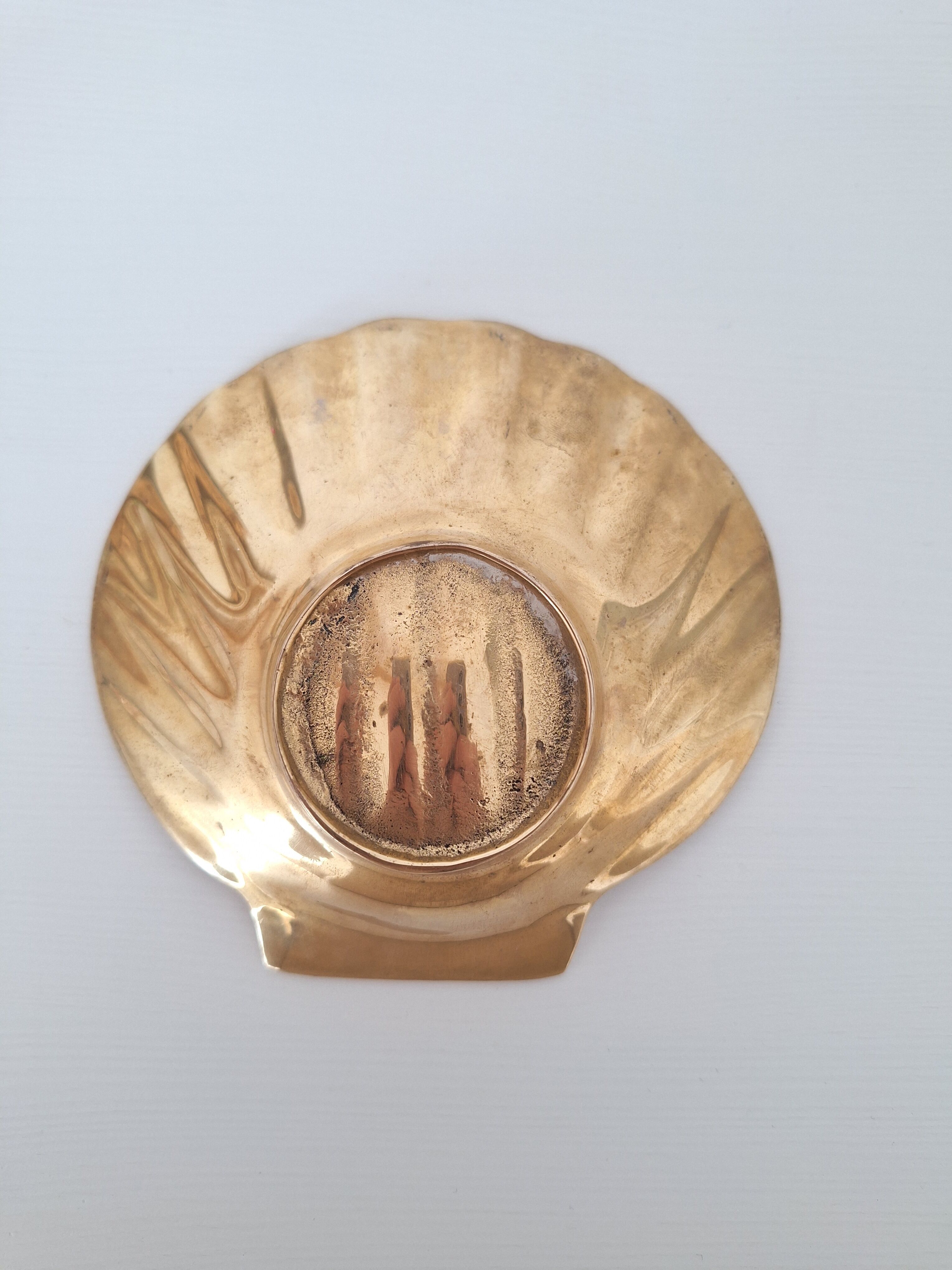 Shell-shaped brass catchall.