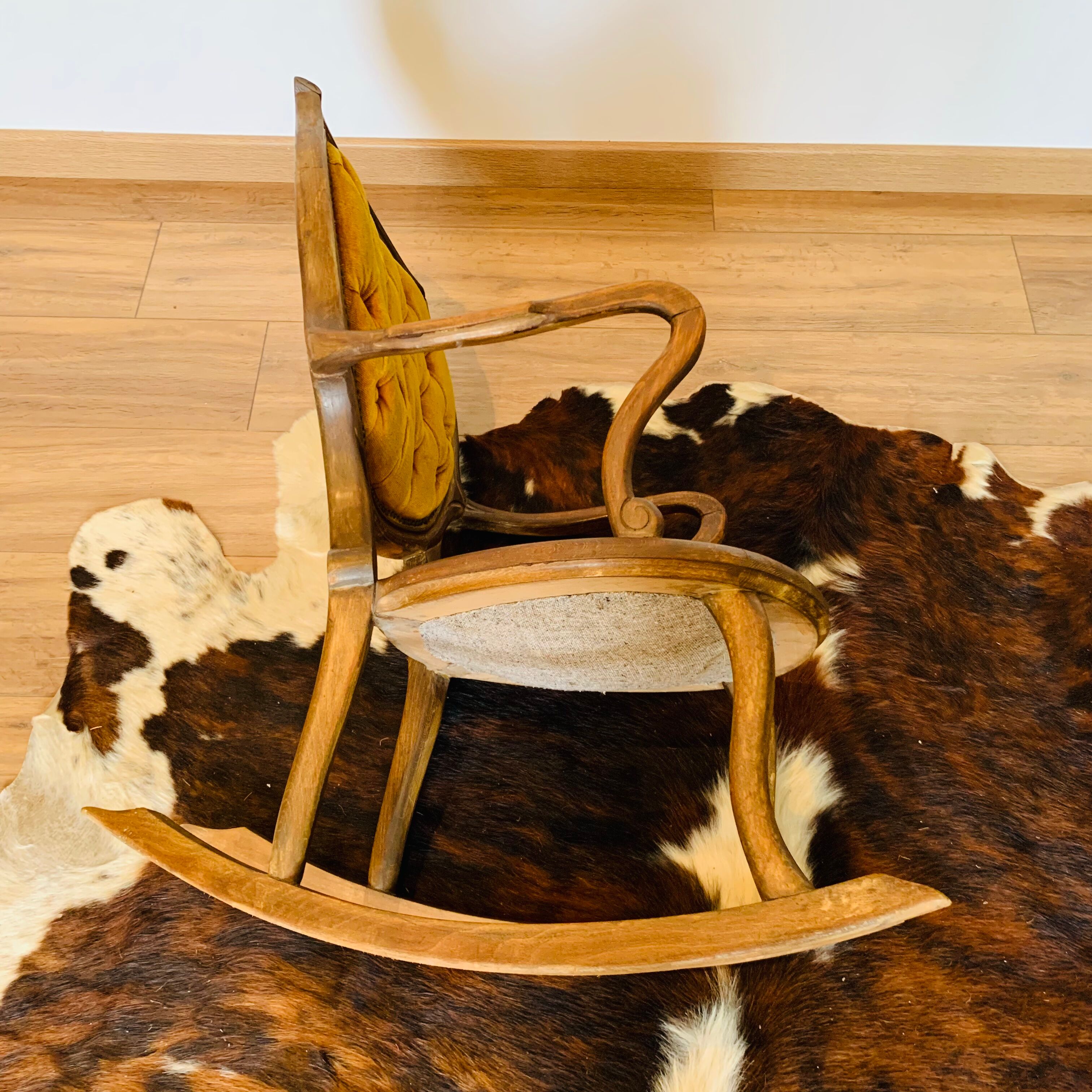 Rocking chair back medallion