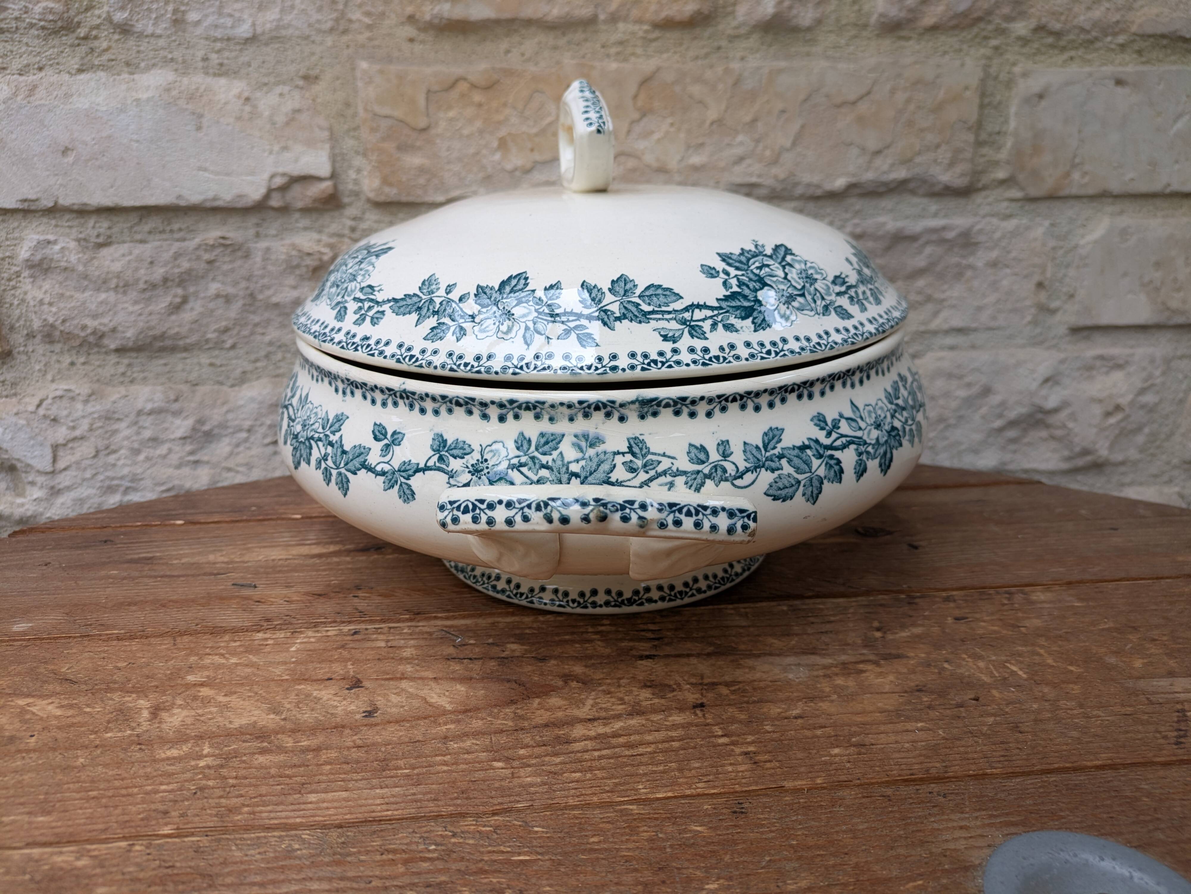 Saint Amand soup tureen model Guadeloupe with a floral decoration in Terre de Fer.