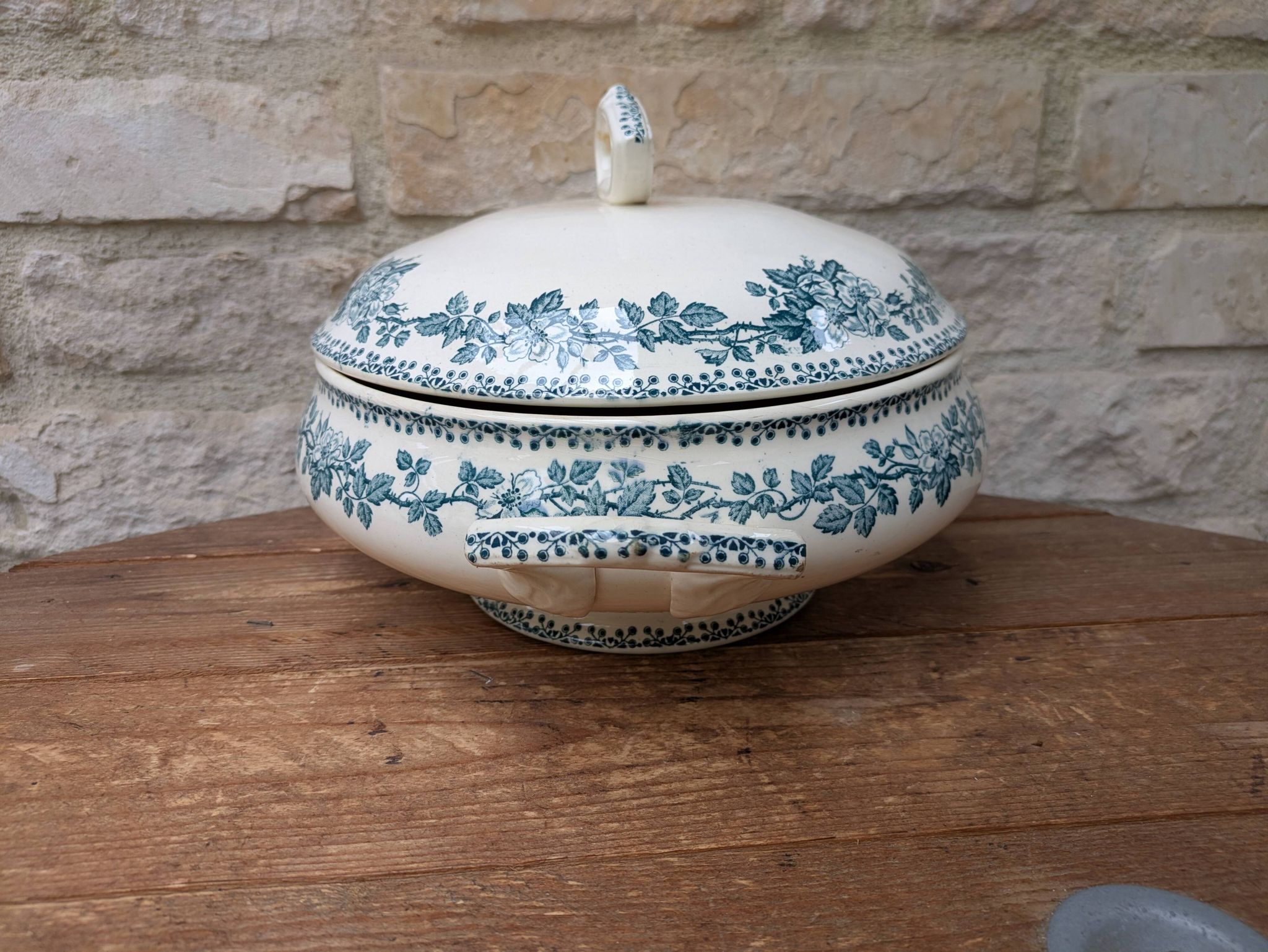 Saint Amand soup tureen model Guadeloupe with a floral decoration in Terre de Fer.