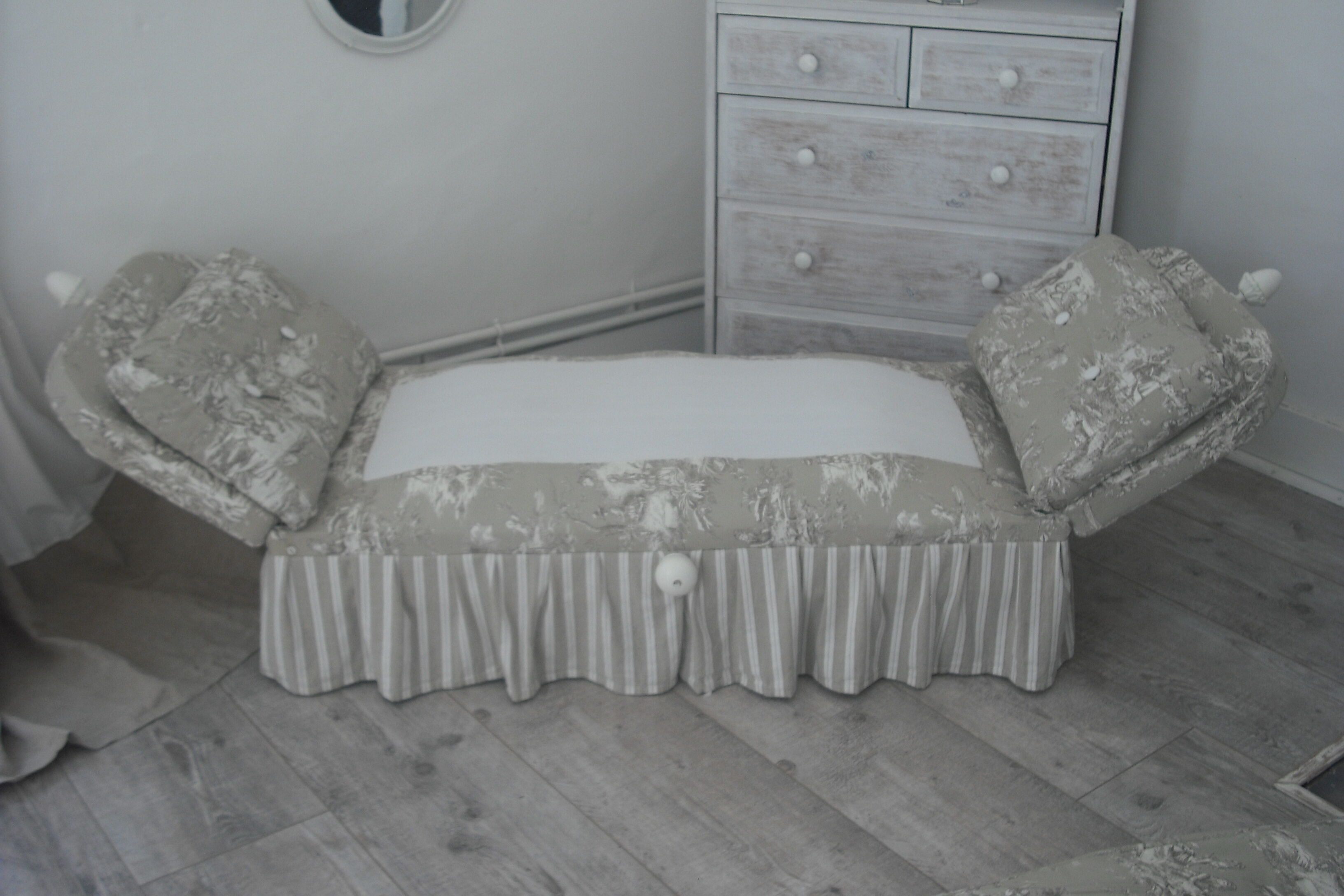 Bench bed on wheels 1 place