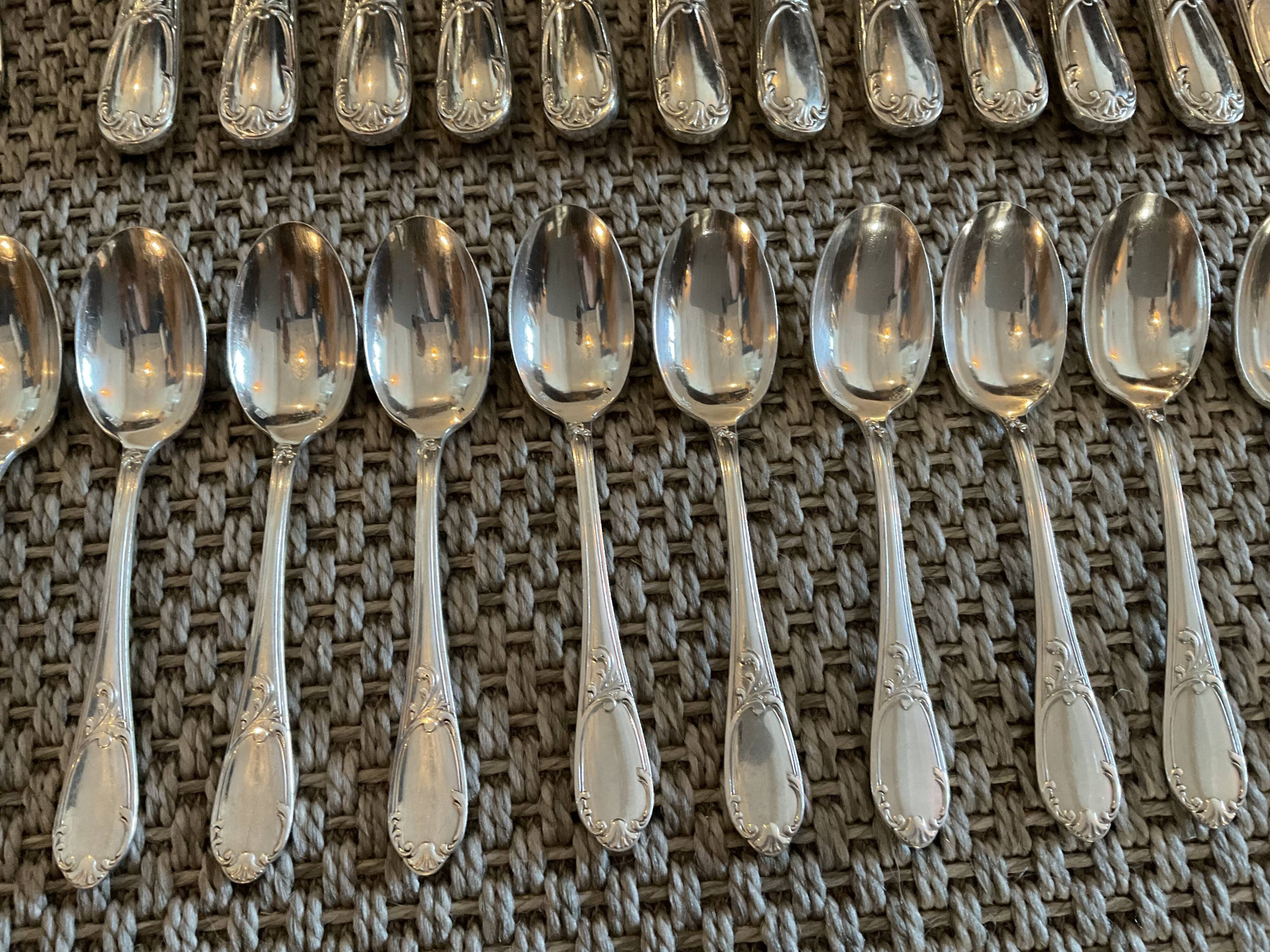 Cutlery set box on 2 levels.62 pieces.silver metal. N°4