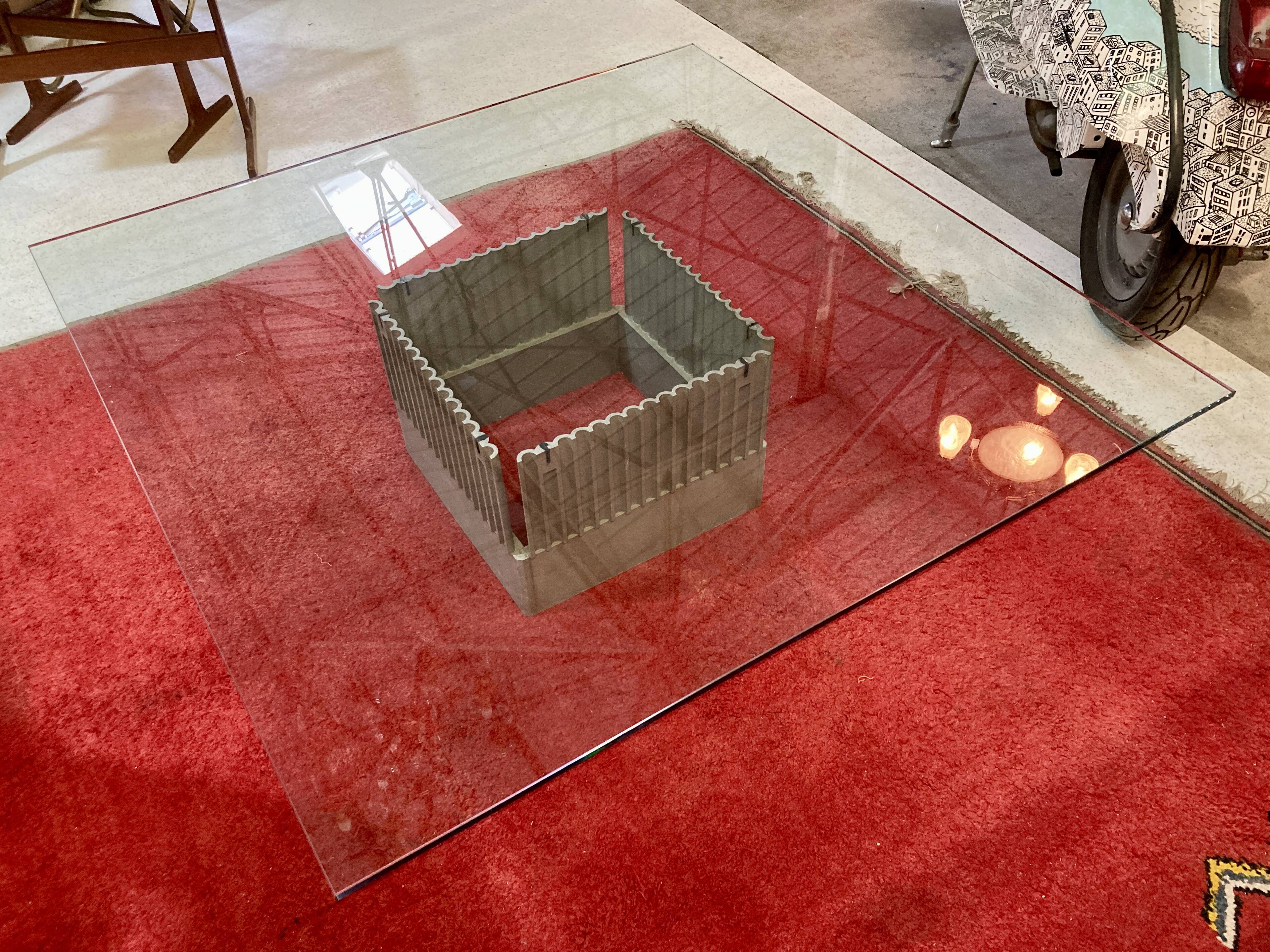 Designer coffee table in metal and glass top (120x120cm)