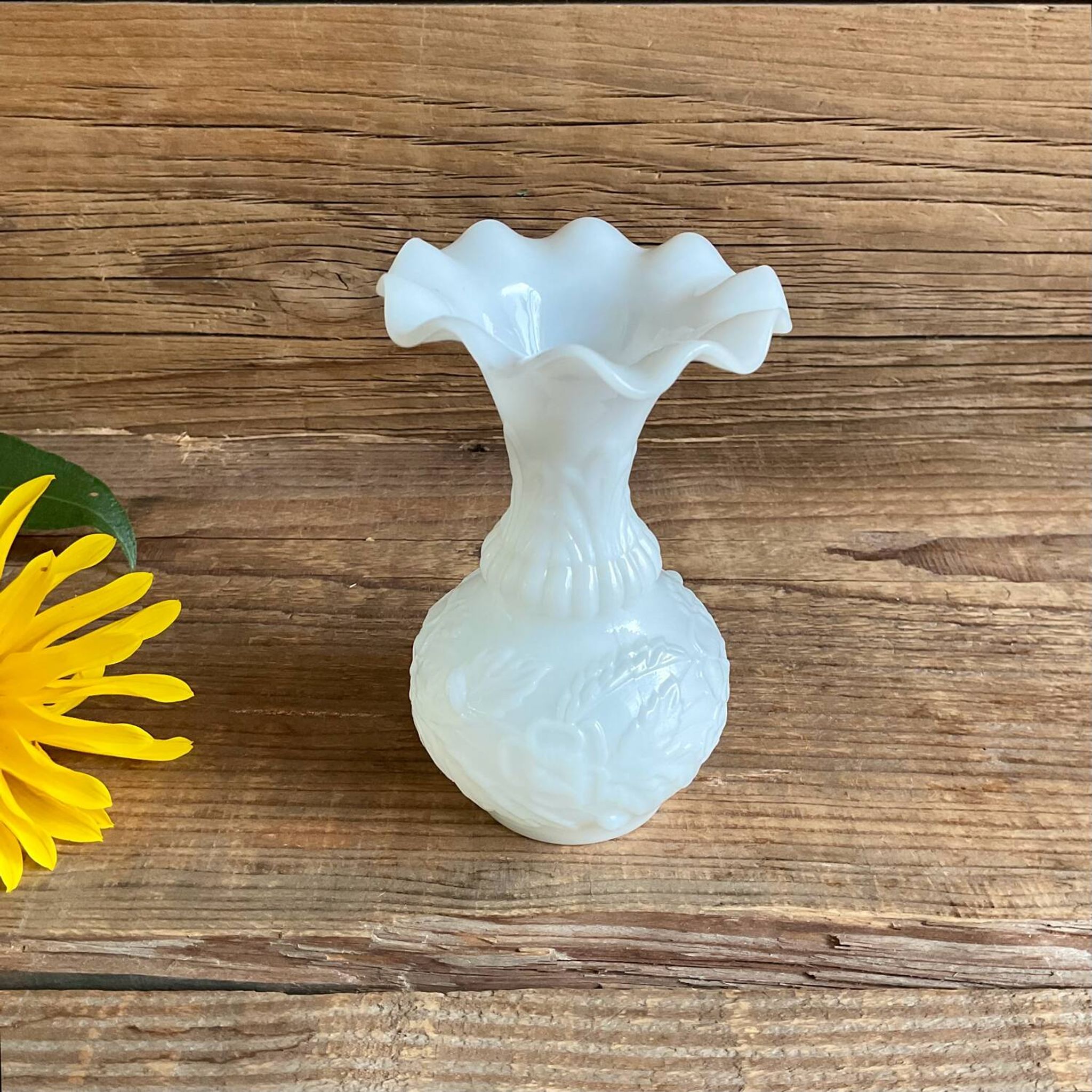 Petit vase en verre de lait blanc