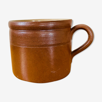 Stoneware pot with handle