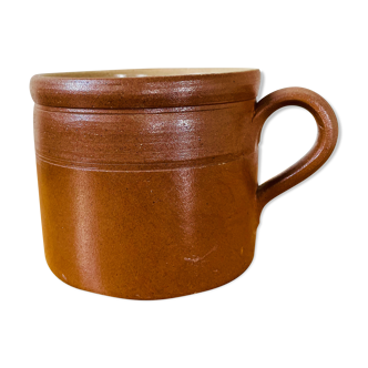 Stoneware pot with handle