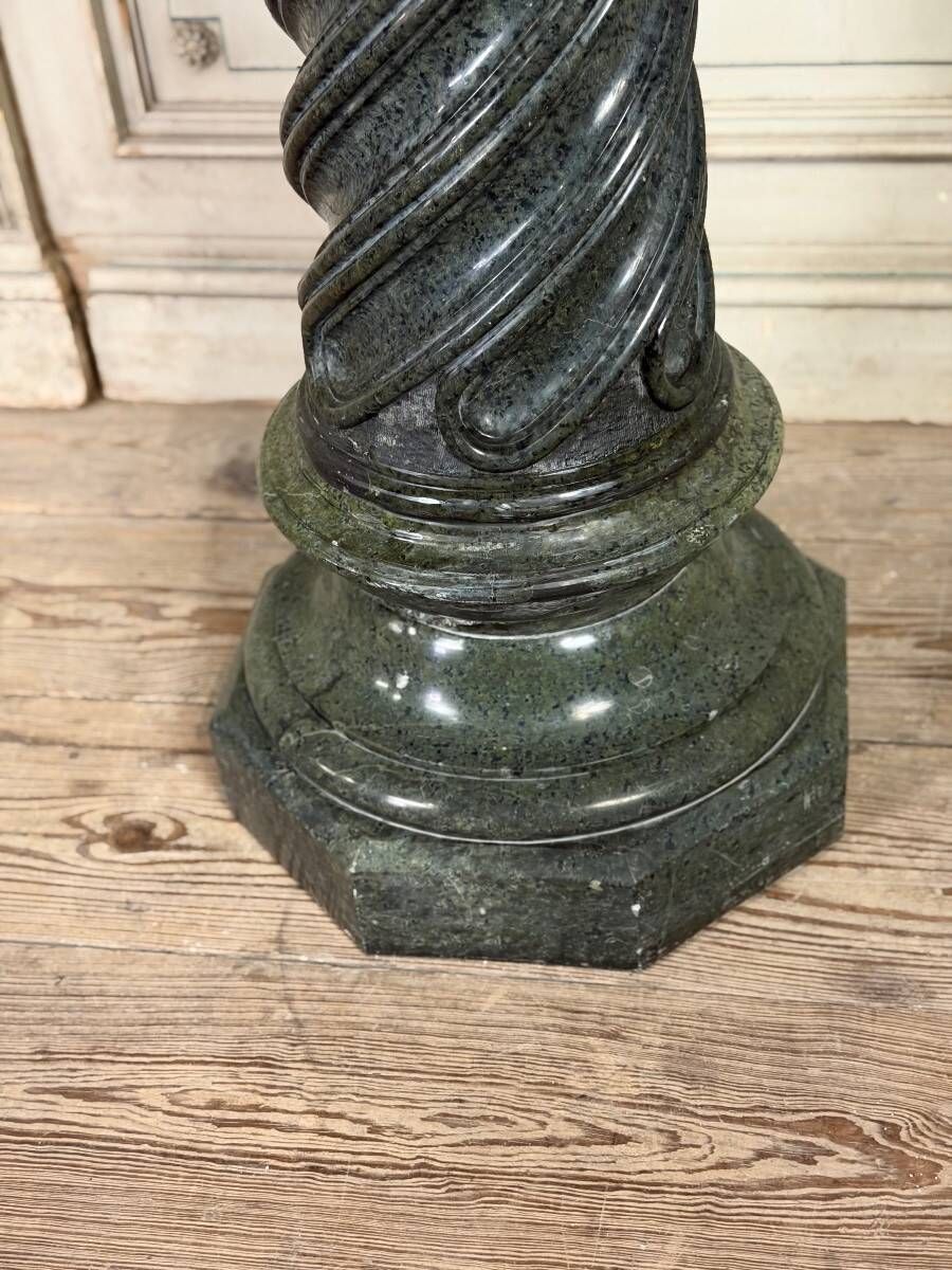 Column in green serpentine marble, shaft sculpted in a spiral, circa 1880