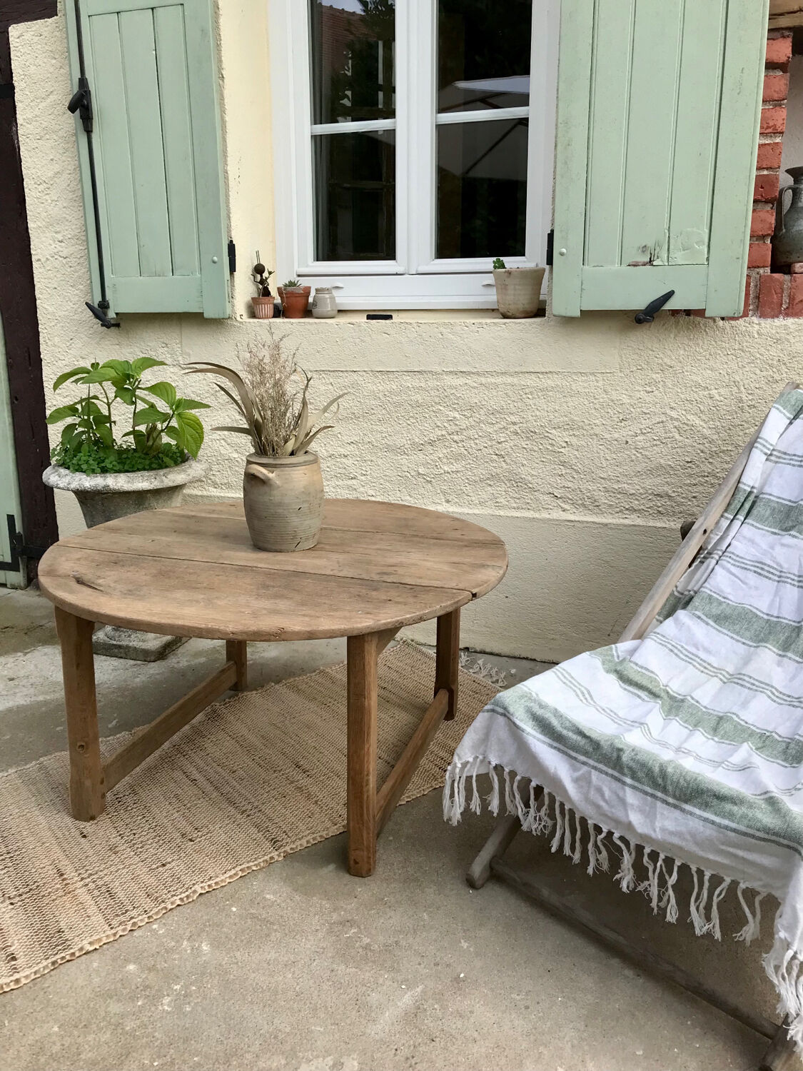 Round coffee table