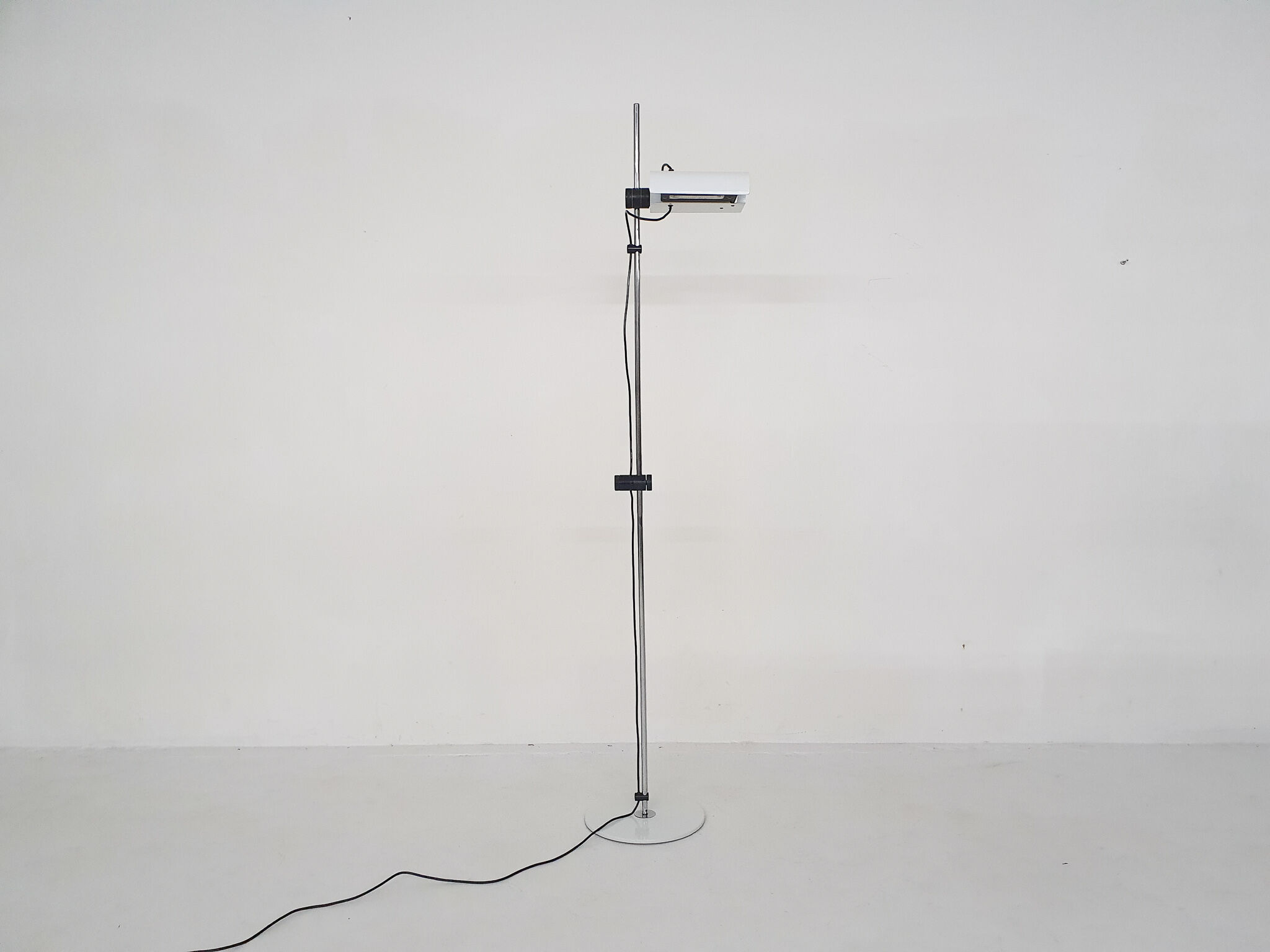 White metal design floor lamp, Italy 1980