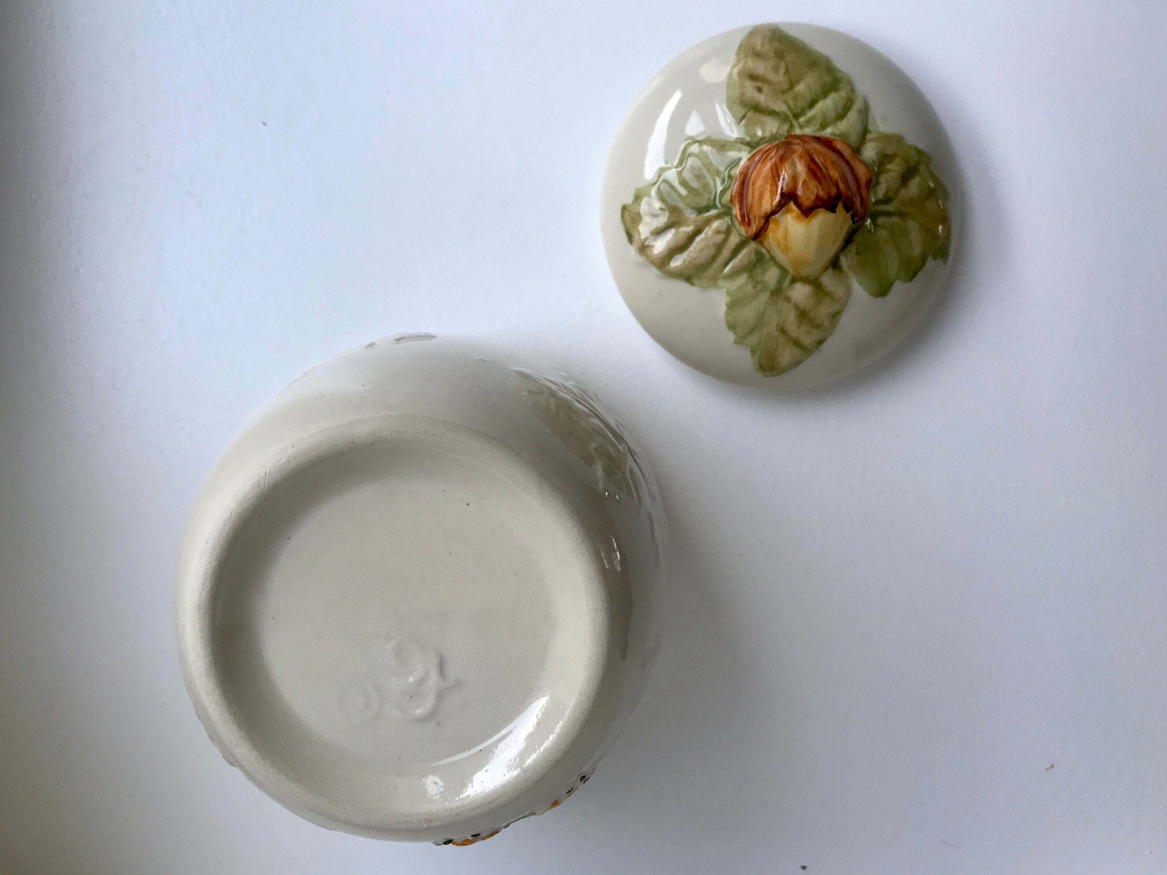 Ensemble en barbotine composé d'un plat et d'un pot Lunéville années 40
