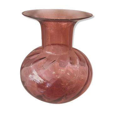 Vase form onion of pink color red