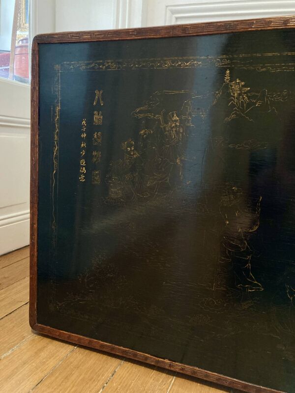 Malle chinoise vintage en vannerie, bois laqué noir et doré et laiton