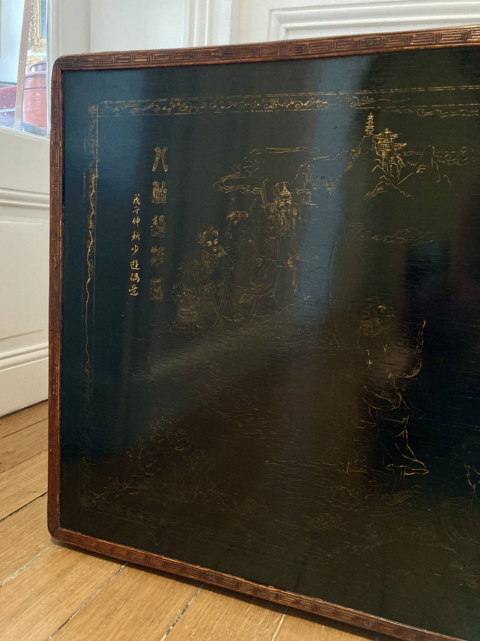 Beautiful vintage Chinese trunk in wicker, black and gold lacquered wood, and brass.