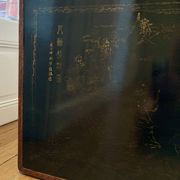 Beautiful vintage Chinese trunk in wicker, black and gold lacquered wood, and brass.