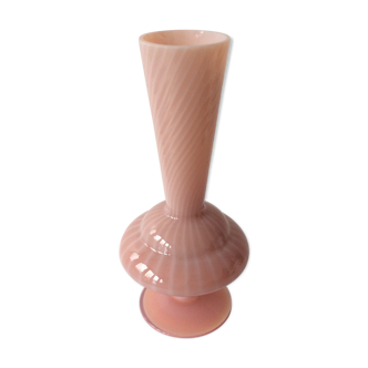 Vase en opaline rose cannelé