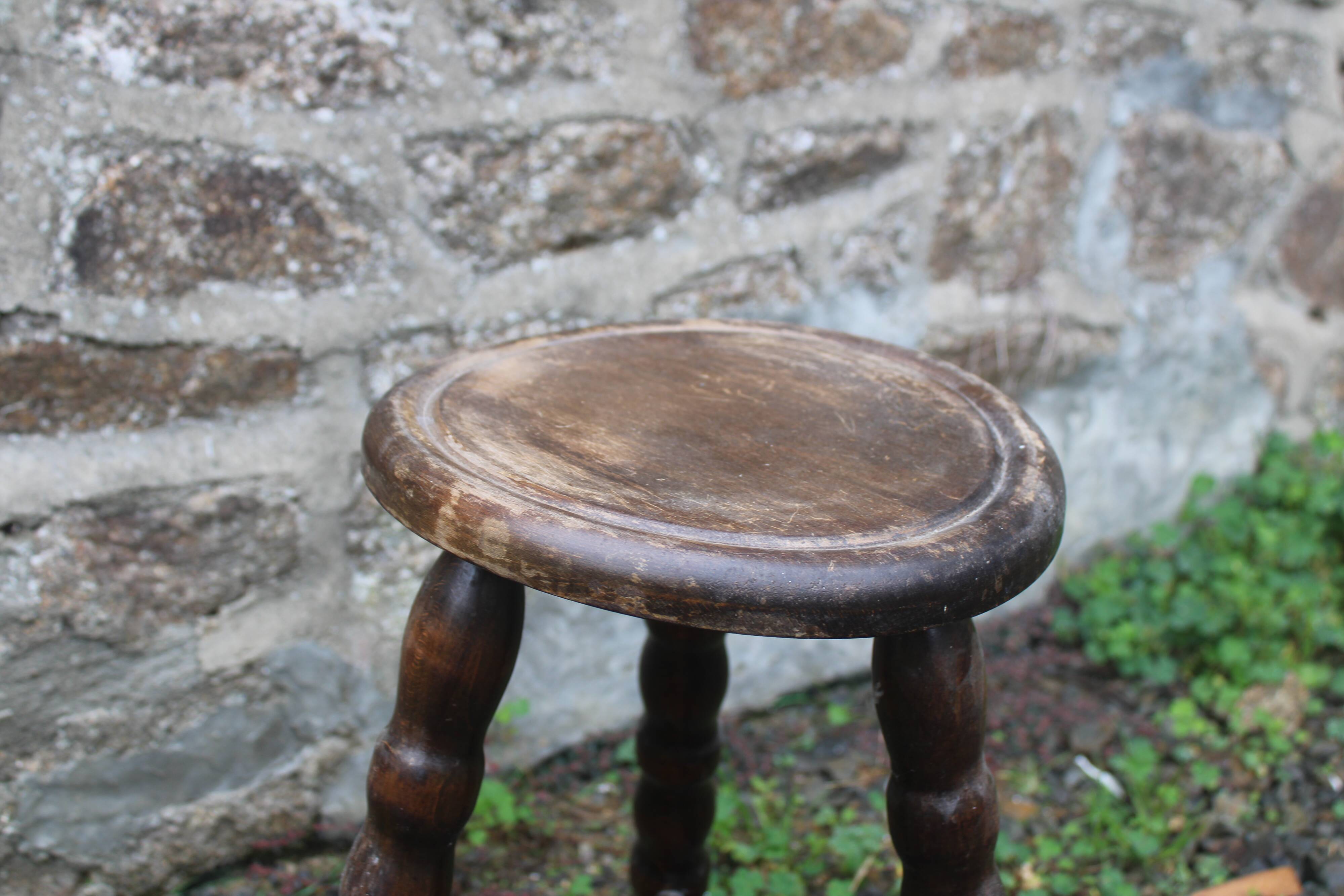 Tripod stool with bossed feet