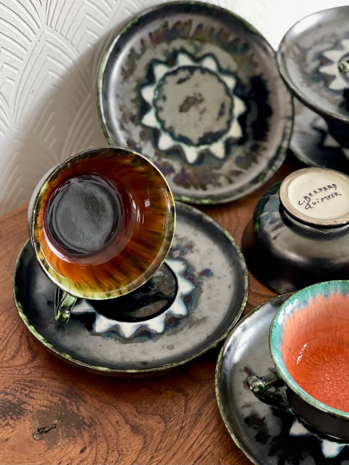 6 tasses en faïence de Quimper.