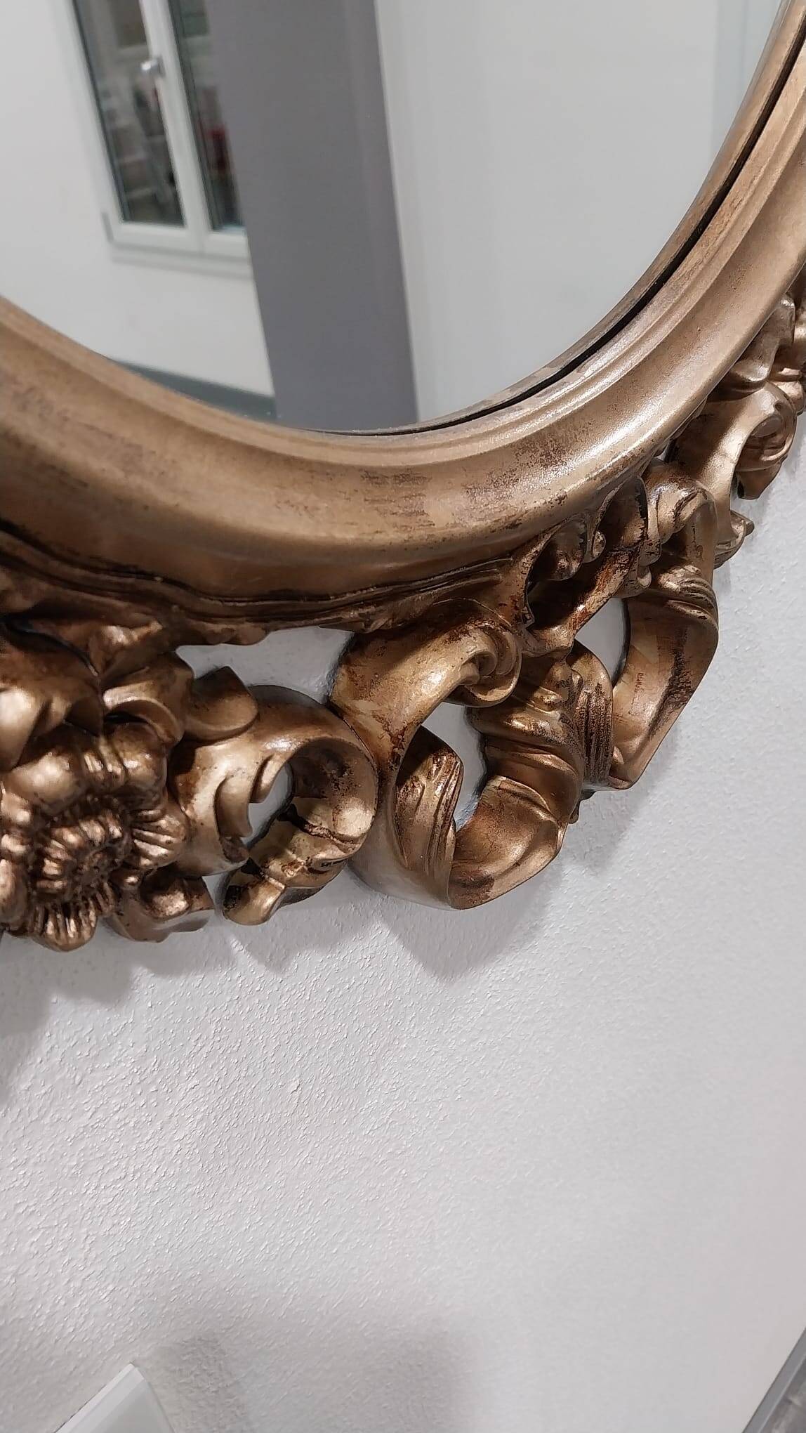 Miroir ovale baroque antique en or 58x84 cm avec cadre orné