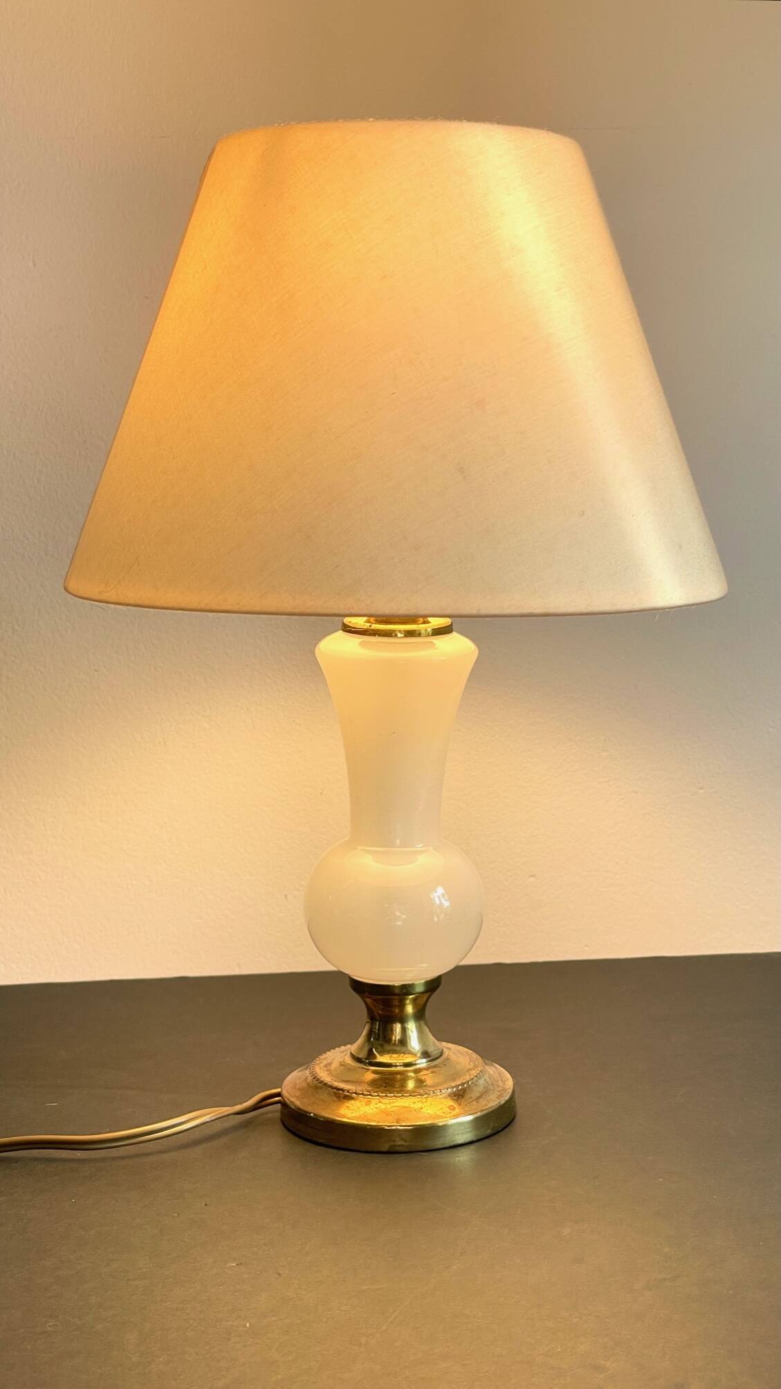 Chic lamp in opaline glass and vintage brass