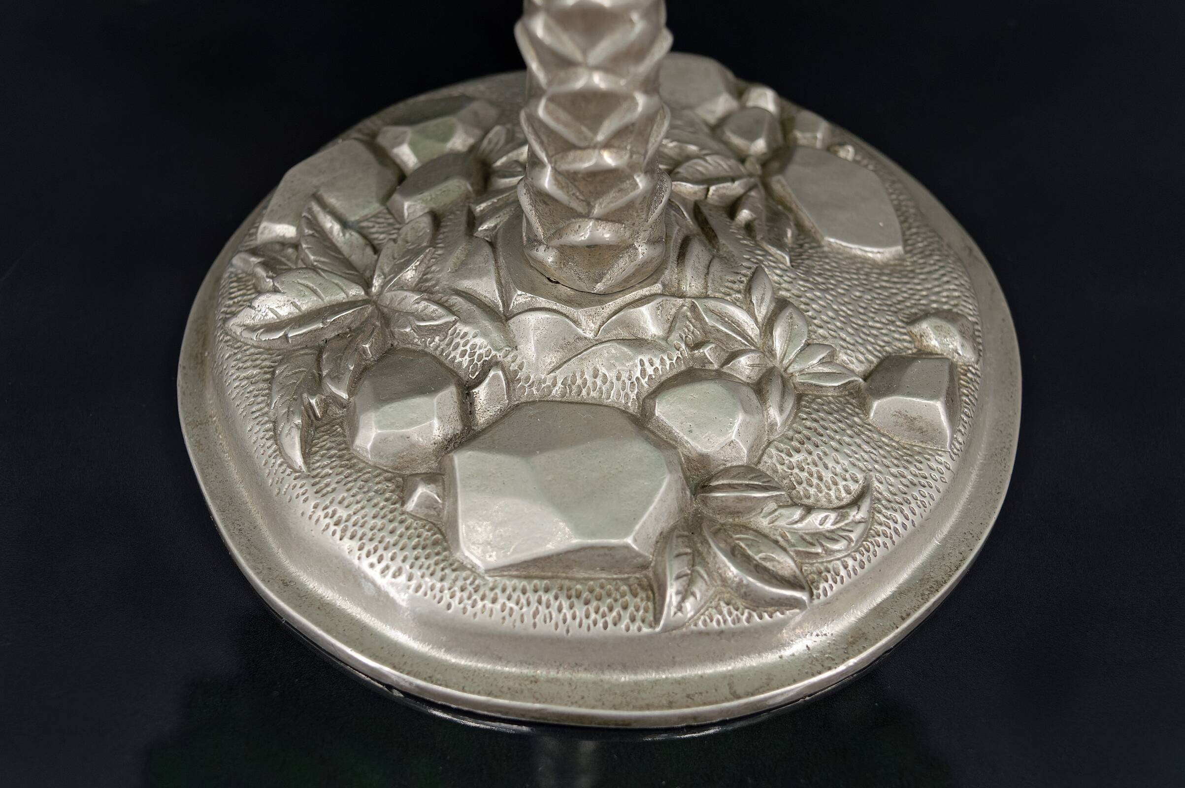 Palm lamp in silvered bronze and green stained glass foliage lampshade, Art Nouveau, 1900