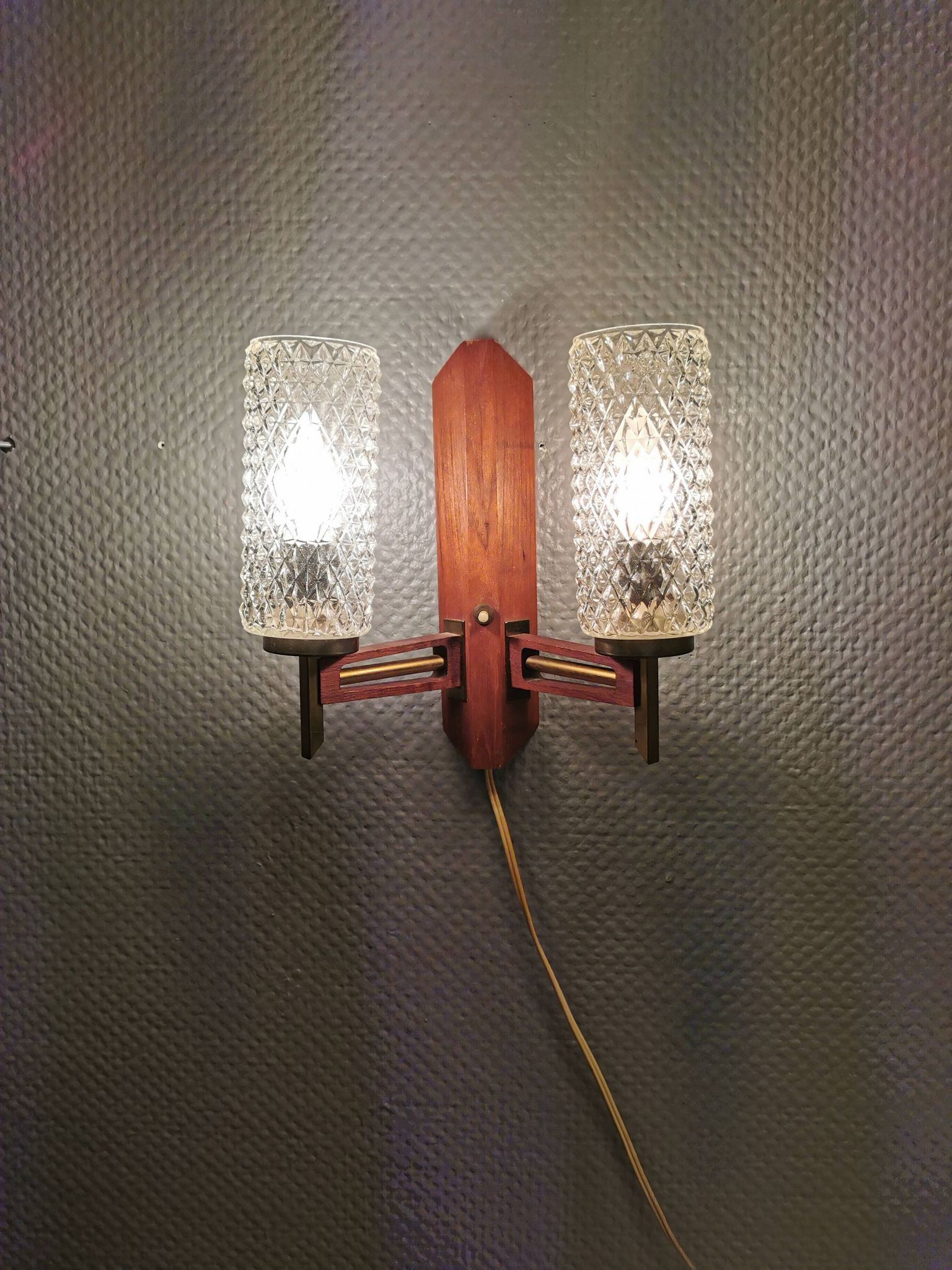 Applique danoise double en teck, laiton et verre cristal.