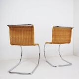 Paire de chaises cantilever en chrome et osier Style Mies Van der Roye
