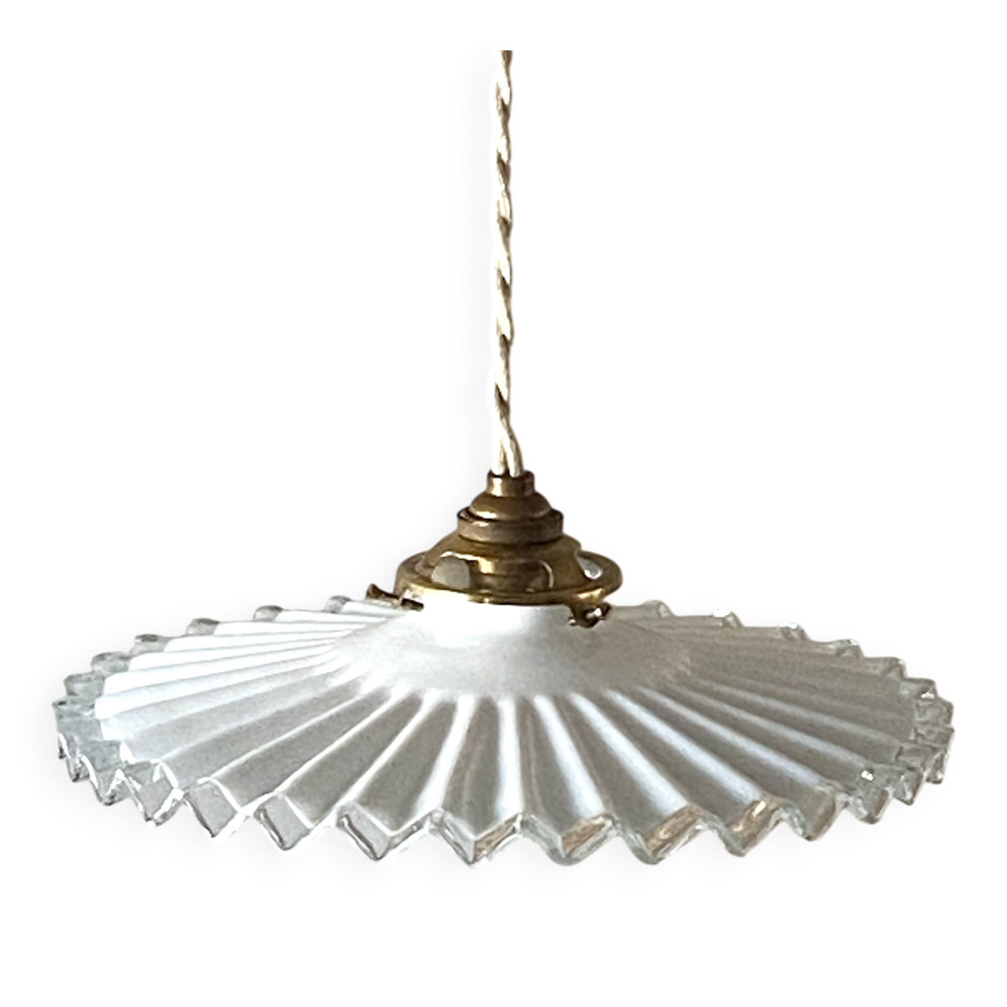 Suspension in pleated opaline
