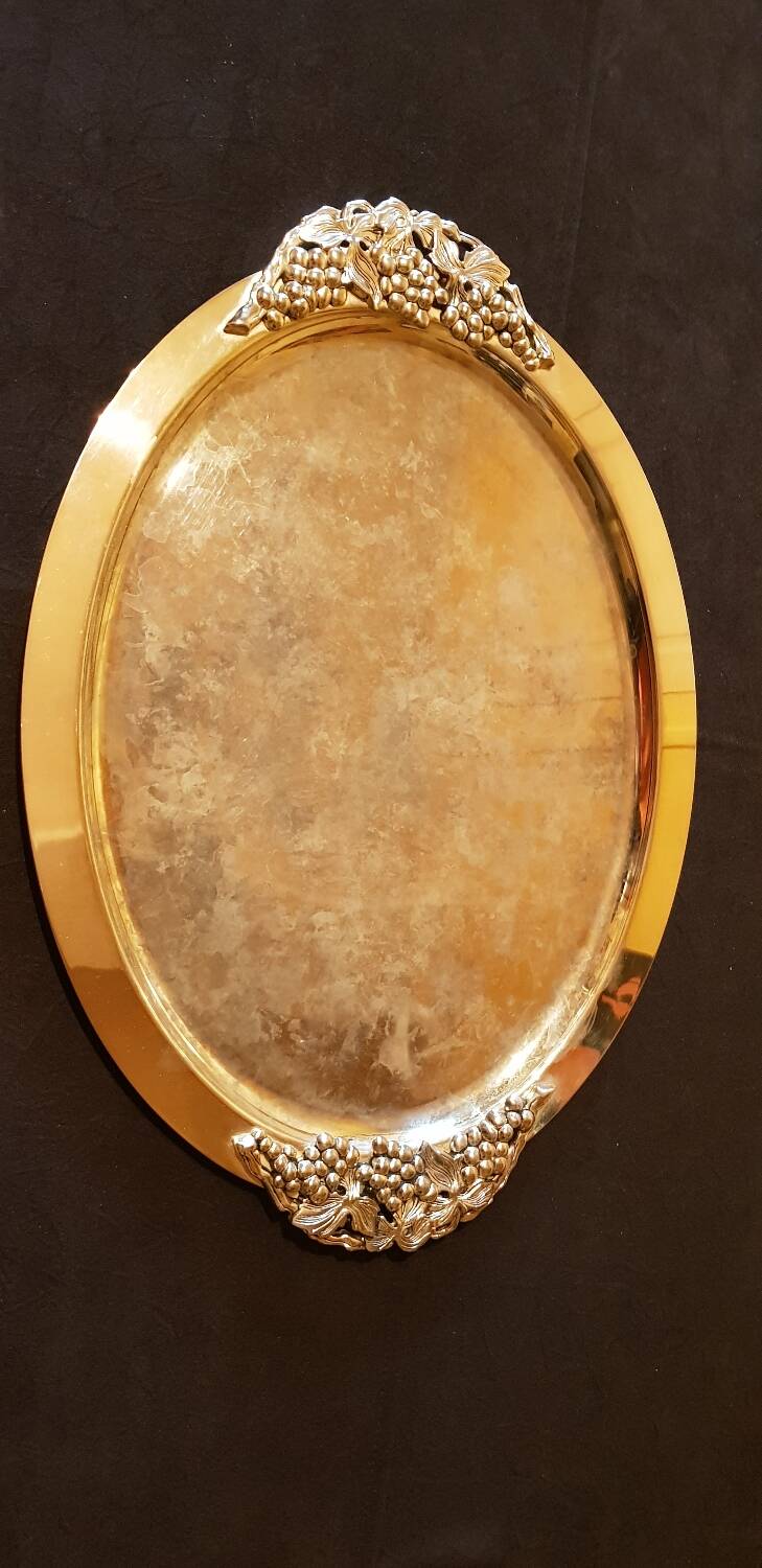 Grand plateau en métal argenté. Décor aux raisins.