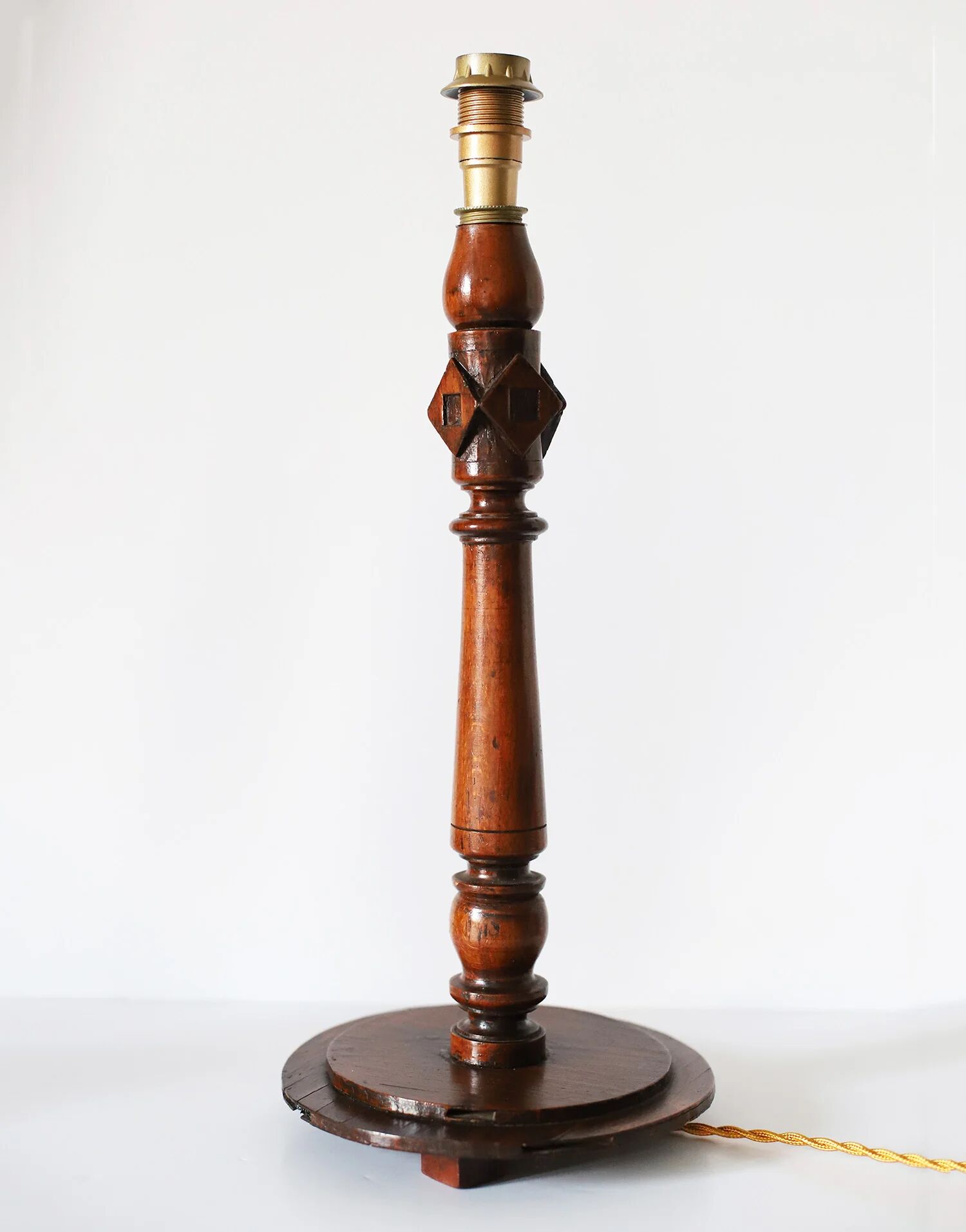 Lampe à poser, pied en bois sculpté et abat-jour plissé