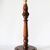 Lampe à poser, pied en bois sculpté et abat-jour plissé