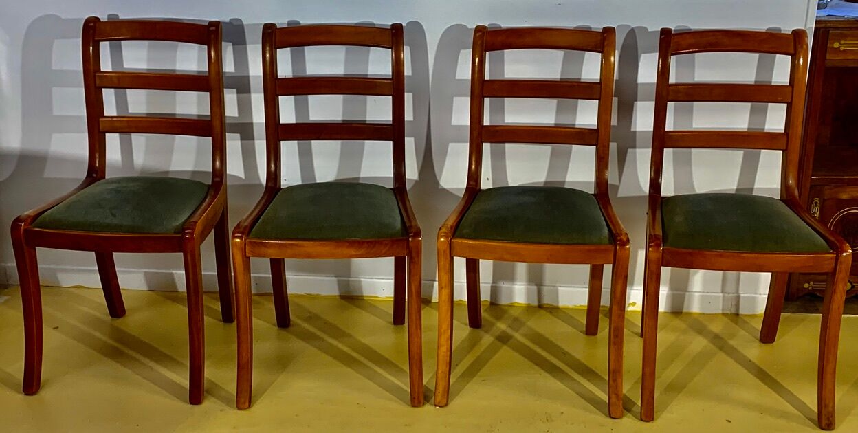 Round or oval table with four chairs in solid cherry, with extensions