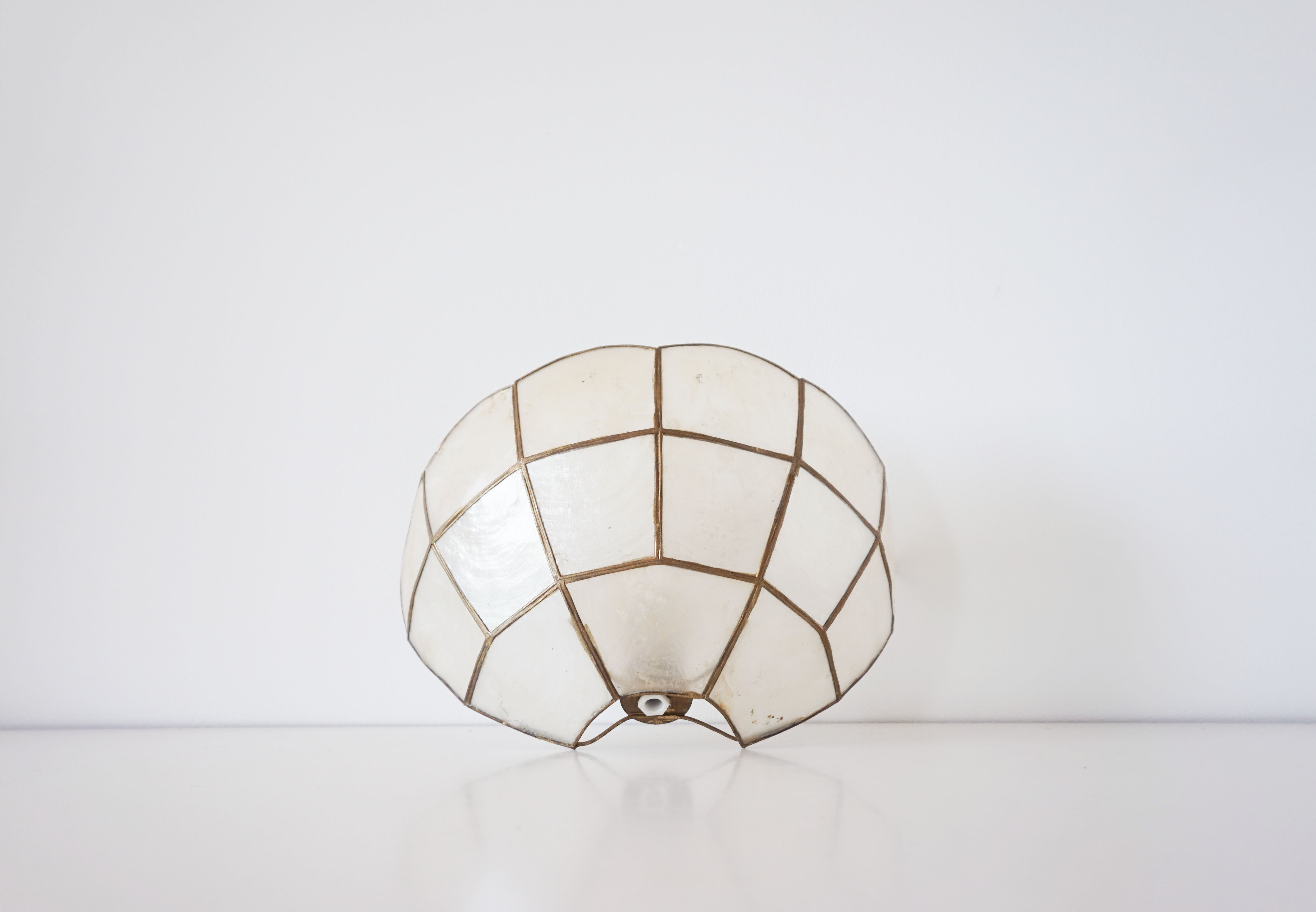 Mother-of-pearl shell shape wall lamp