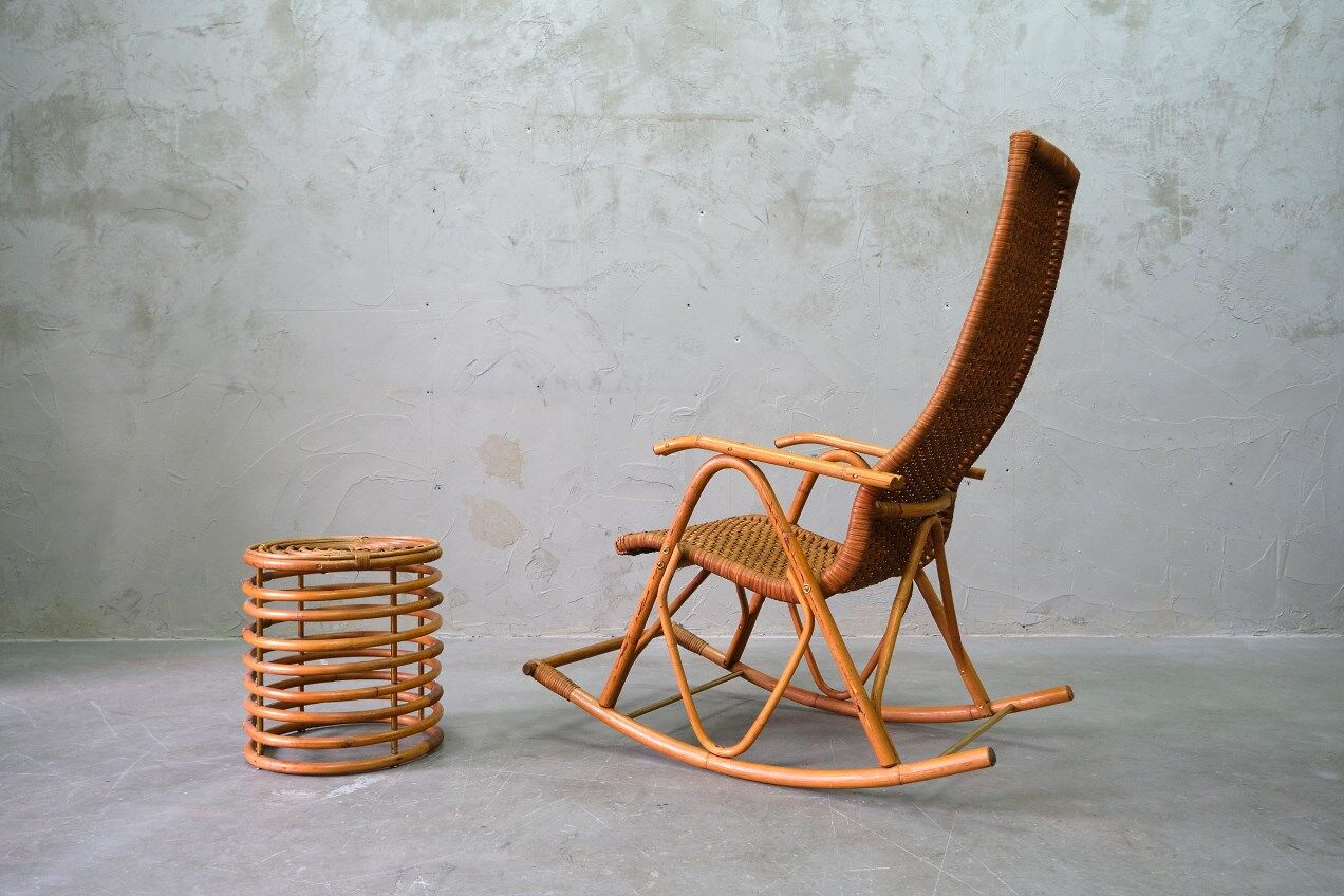 Rocking chair et table d’appoint en bambou de FM, années 1950