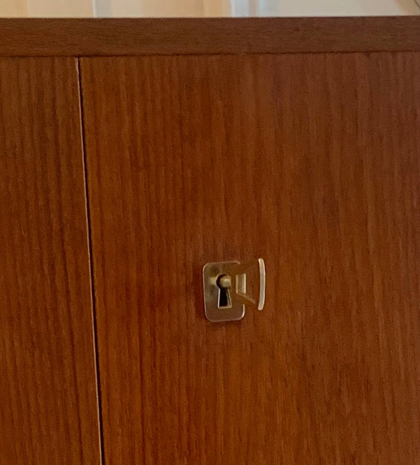 Sideboard compass feet