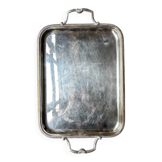 Plateau rectangulaire en métal argenté, décor strié et coquille