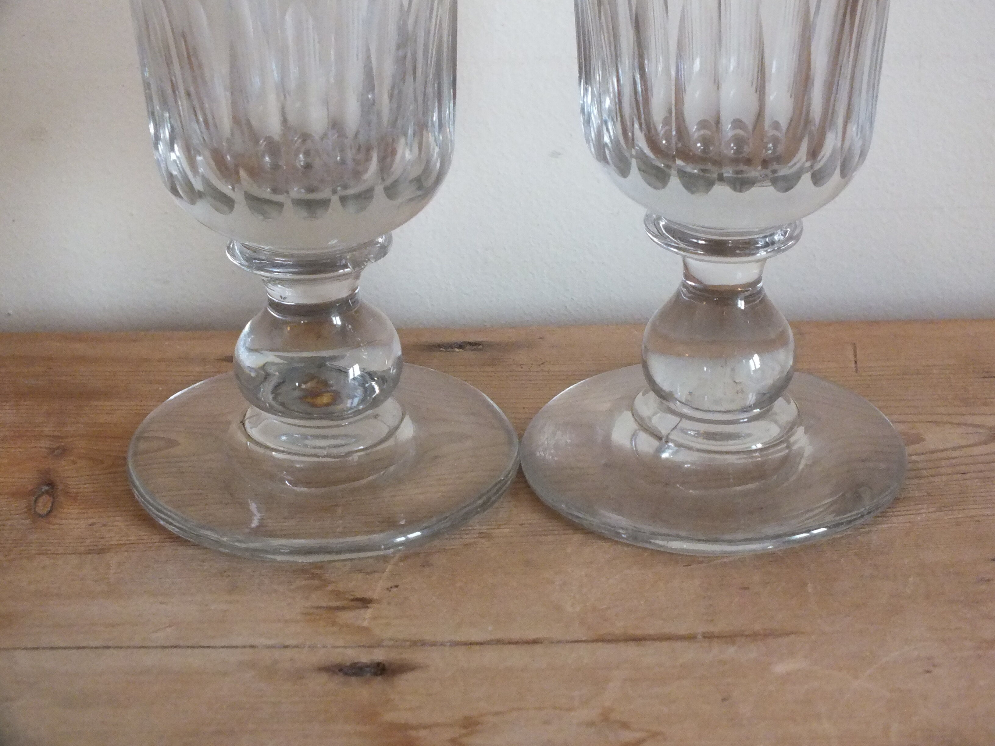 Paire d'anciens verres à absinthe à décor gravé
